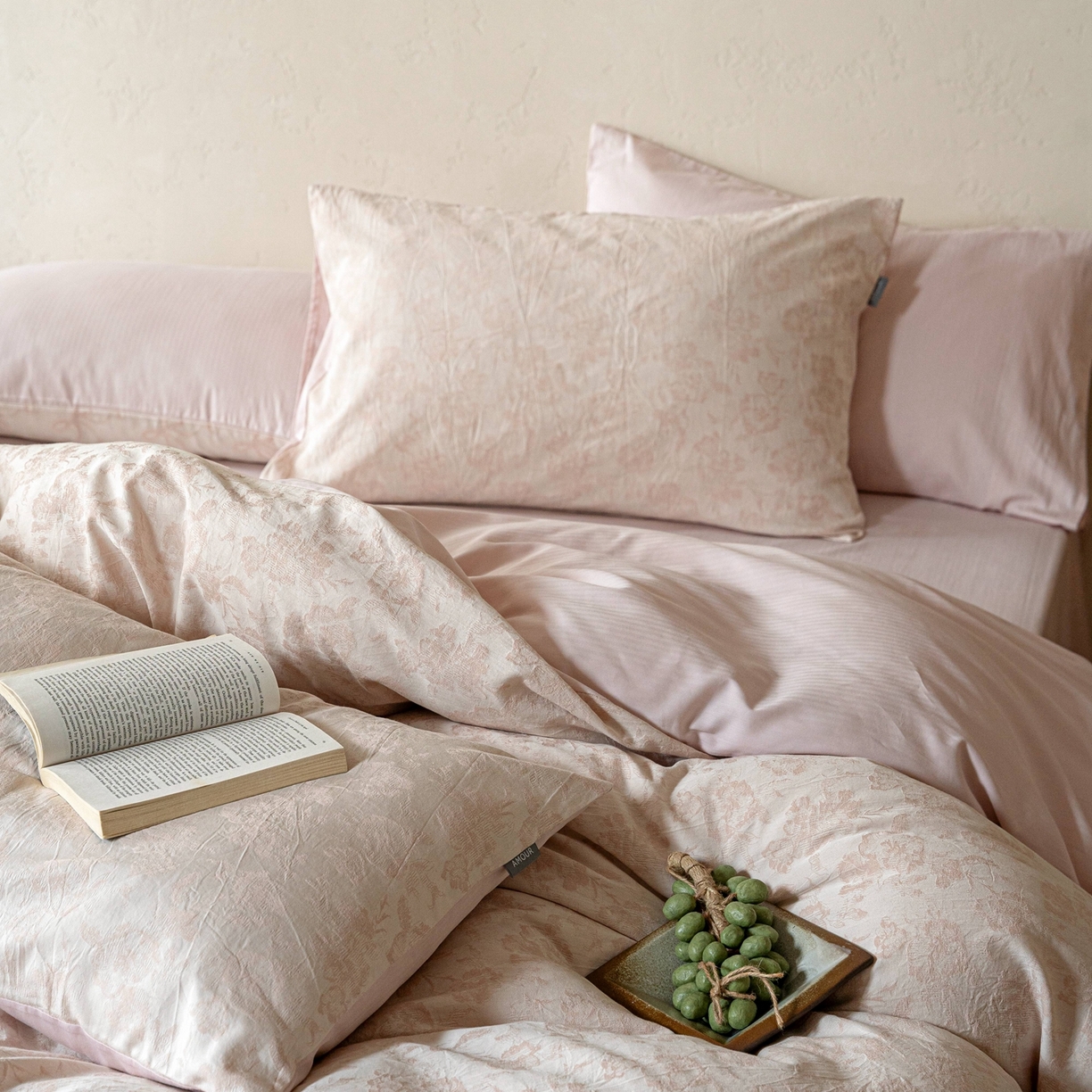 91家纺网 家纺一手货源 找家纺 时光里 2026新款全棉纯棉60支色织水洗提花四件套 椿樱时--雨粉