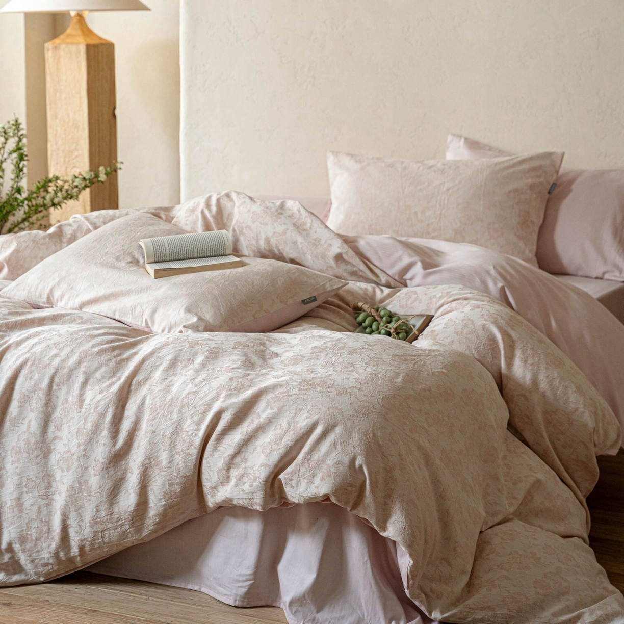 91家纺网 家纺一手货源 找家纺 时光里 2026新款全棉纯棉60支色织水洗提花四件套 椿樱时--雨粉