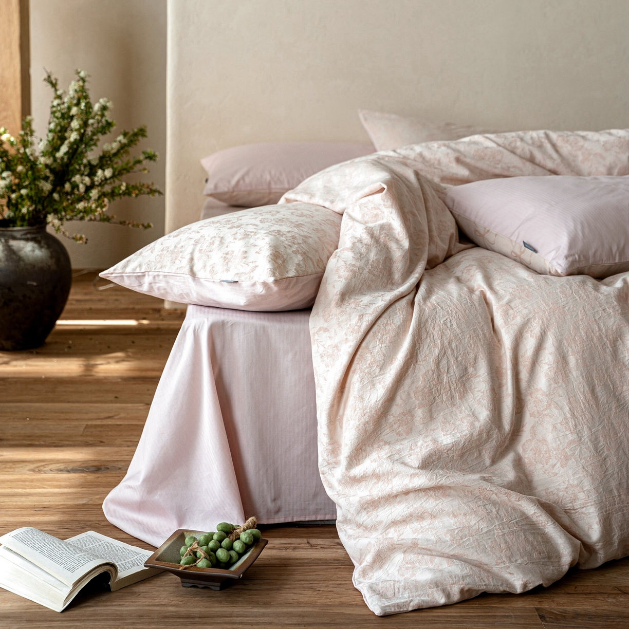 91家纺网 家纺一手货源 找家纺 时光里 2026新款全棉纯棉60支色织水洗提花四件套 椿樱时--雨粉