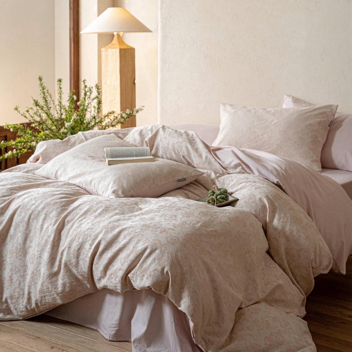 91家纺网 家纺一手货源 找家纺 时光里 2026新款全棉纯棉60支色织水洗提花四件套 椿樱时--雨粉