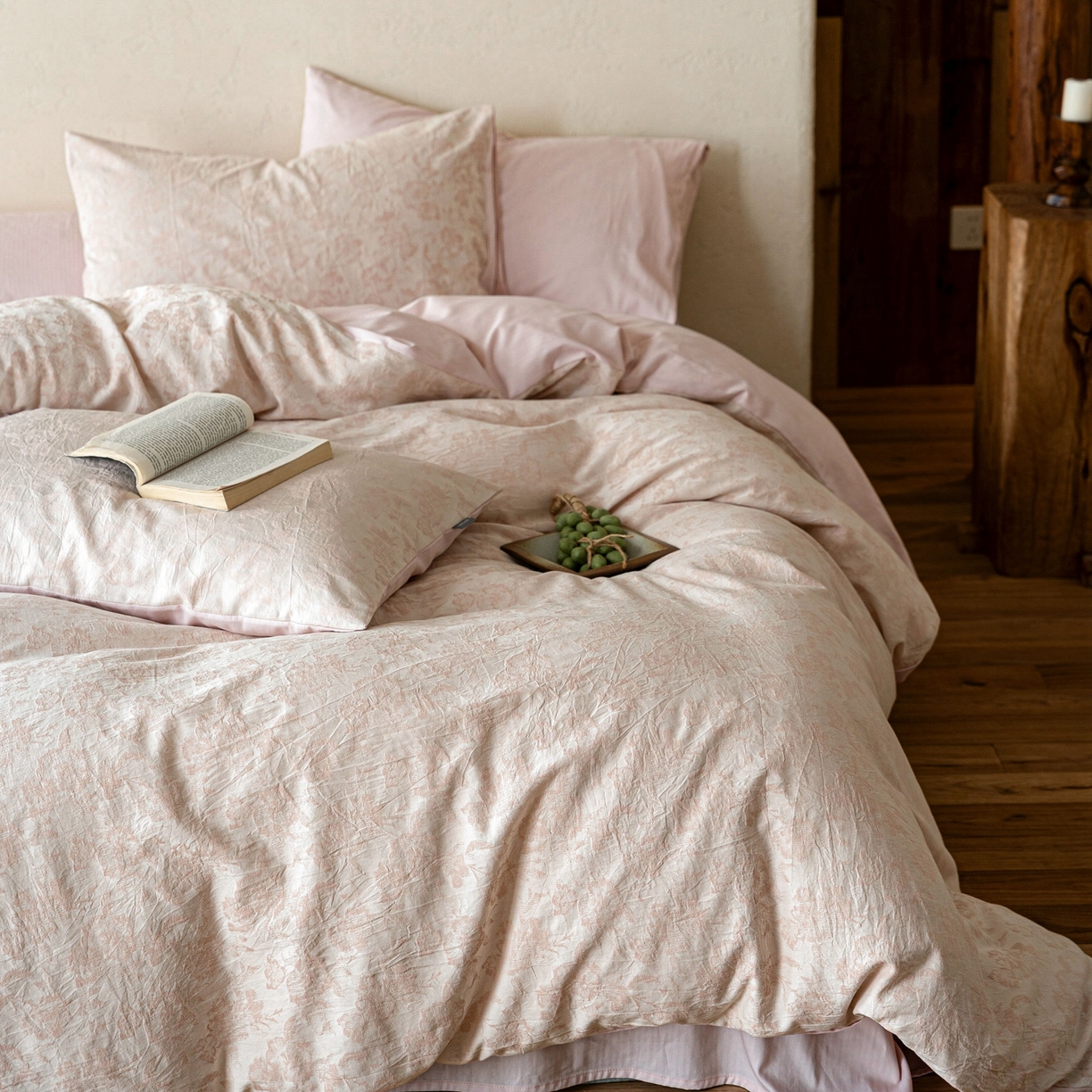 91家纺网 家纺一手货源 找家纺 时光里 2026新款全棉纯棉60支色织水洗提花四件套 椿樱时--雨粉