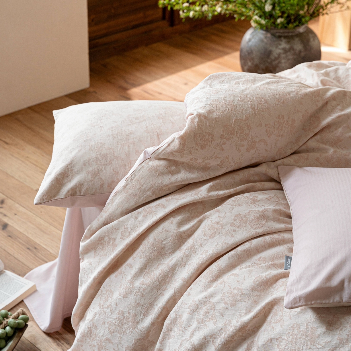 91家纺网 家纺一手货源 找家纺 时光里 2026新款全棉纯棉60支色织水洗提花四件套 椿樱时--雨粉