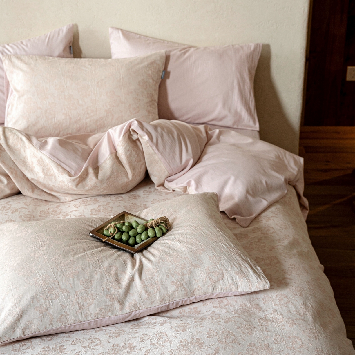 91家纺网 家纺一手货源 找家纺 时光里 2026新款全棉纯棉60支色织水洗提花四件套 椿樱时--雨粉