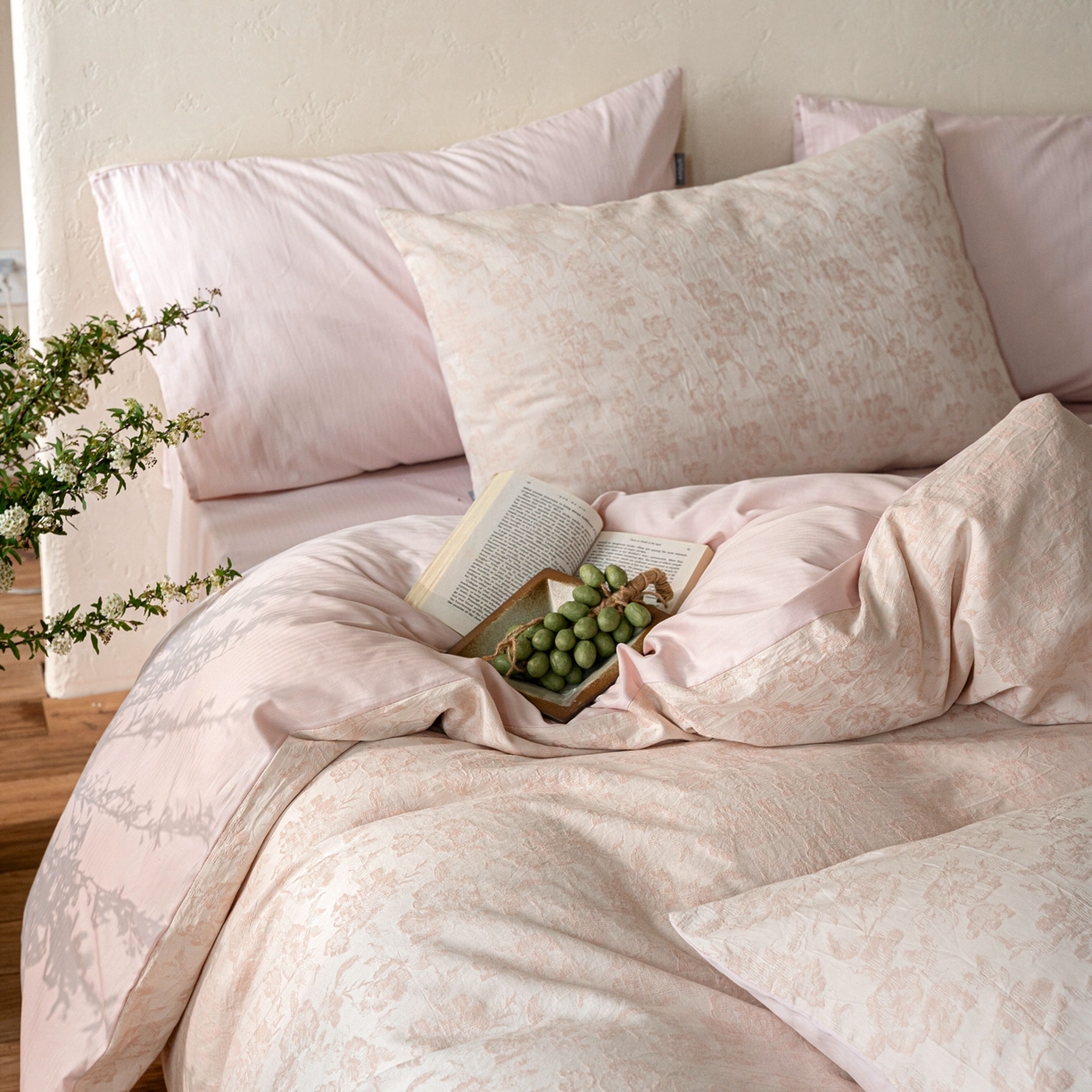 91家纺网 家纺一手货源 找家纺 时光里 2026新款全棉纯棉60支色织水洗提花四件套 椿樱时--雨粉