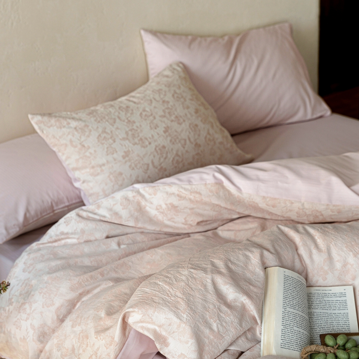 91家纺网 家纺一手货源 找家纺 时光里 2026新款全棉纯棉60支色织水洗提花四件套 椿樱时--雨粉