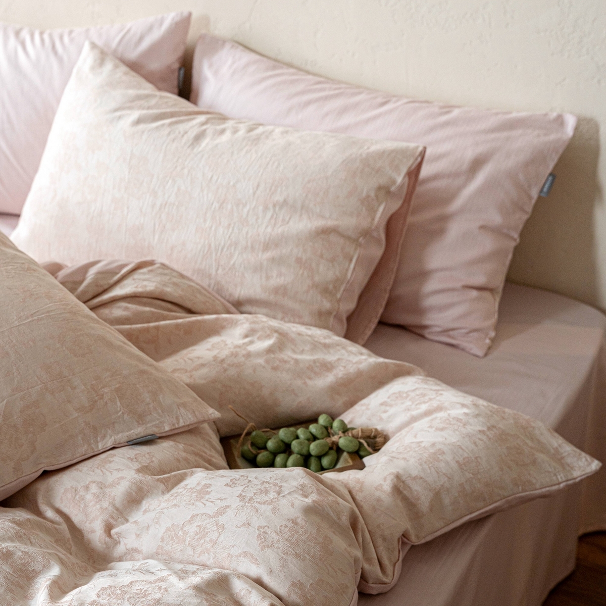 91家纺网 家纺一手货源 找家纺 时光里 2026新款全棉纯棉60支色织水洗提花四件套 椿樱时--雨粉