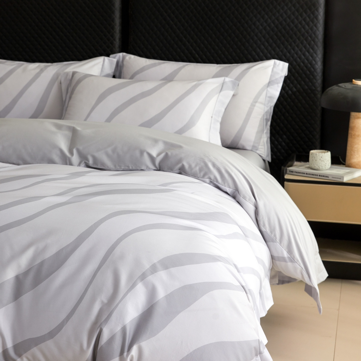 91家纺网 家纺一手货源 找家纺 （总）新方向 【控价 提供买家秀】2026新款 数码印花50s双股全棉贡缎长绒棉四件套-轨迹(控价 标准318元 加大338元)