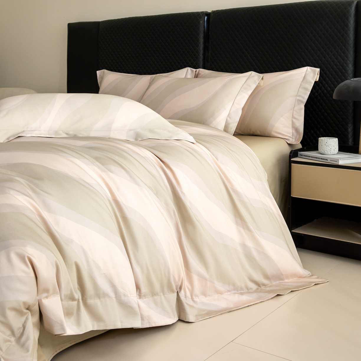 91家纺网 家纺一手货源 找家纺 新方向 【控价 提供买家秀】2026新款 数码印花50s双股全棉贡缎长绒棉四件套-轨迹(控价 标准318元 加大338元) 轨迹-香槟