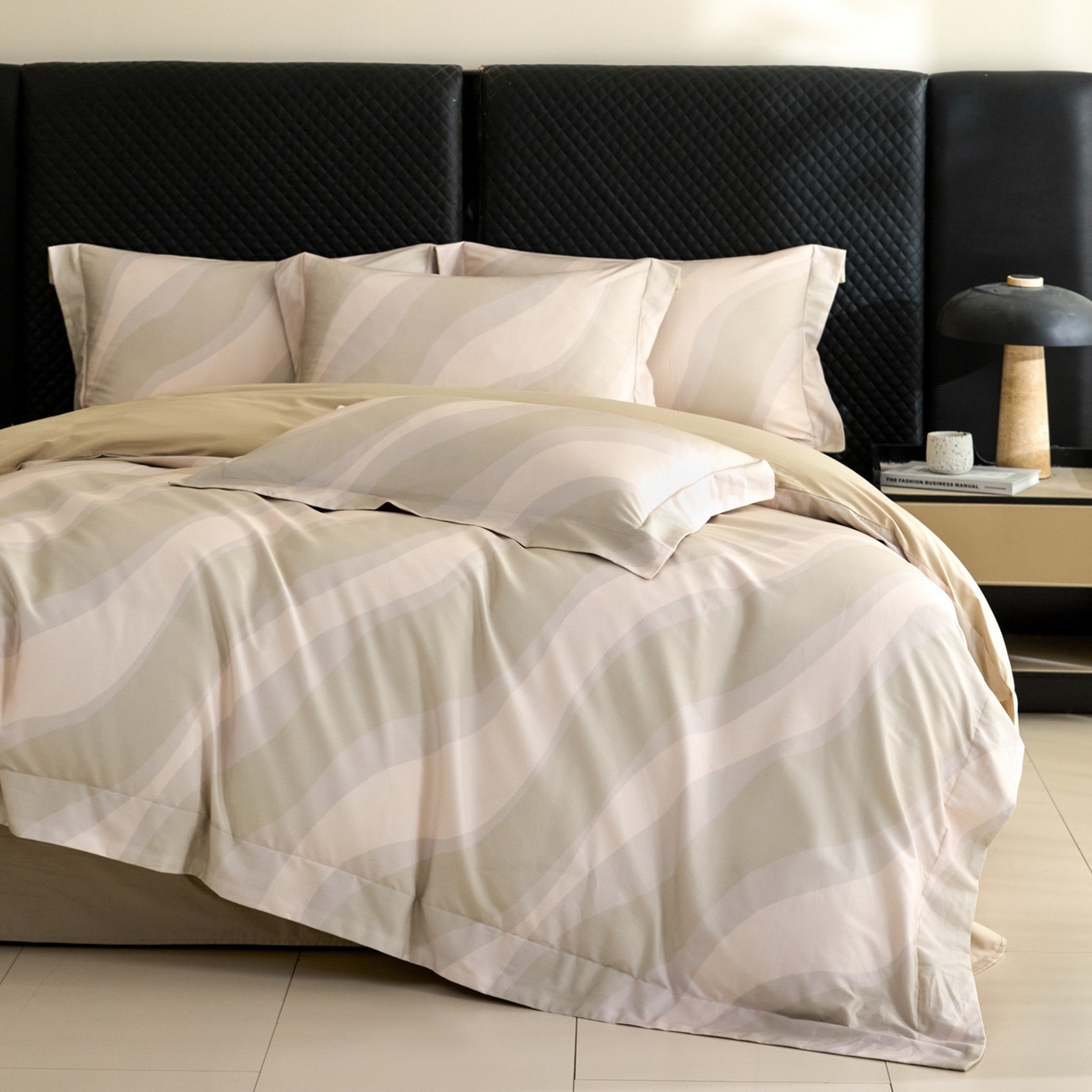 91家纺网 家纺一手货源 找家纺 新方向 【控价 提供买家秀】2026新款 数码印花50s双股全棉贡缎长绒棉四件套-轨迹(控价 标准318元 加大338元) 轨迹-香槟