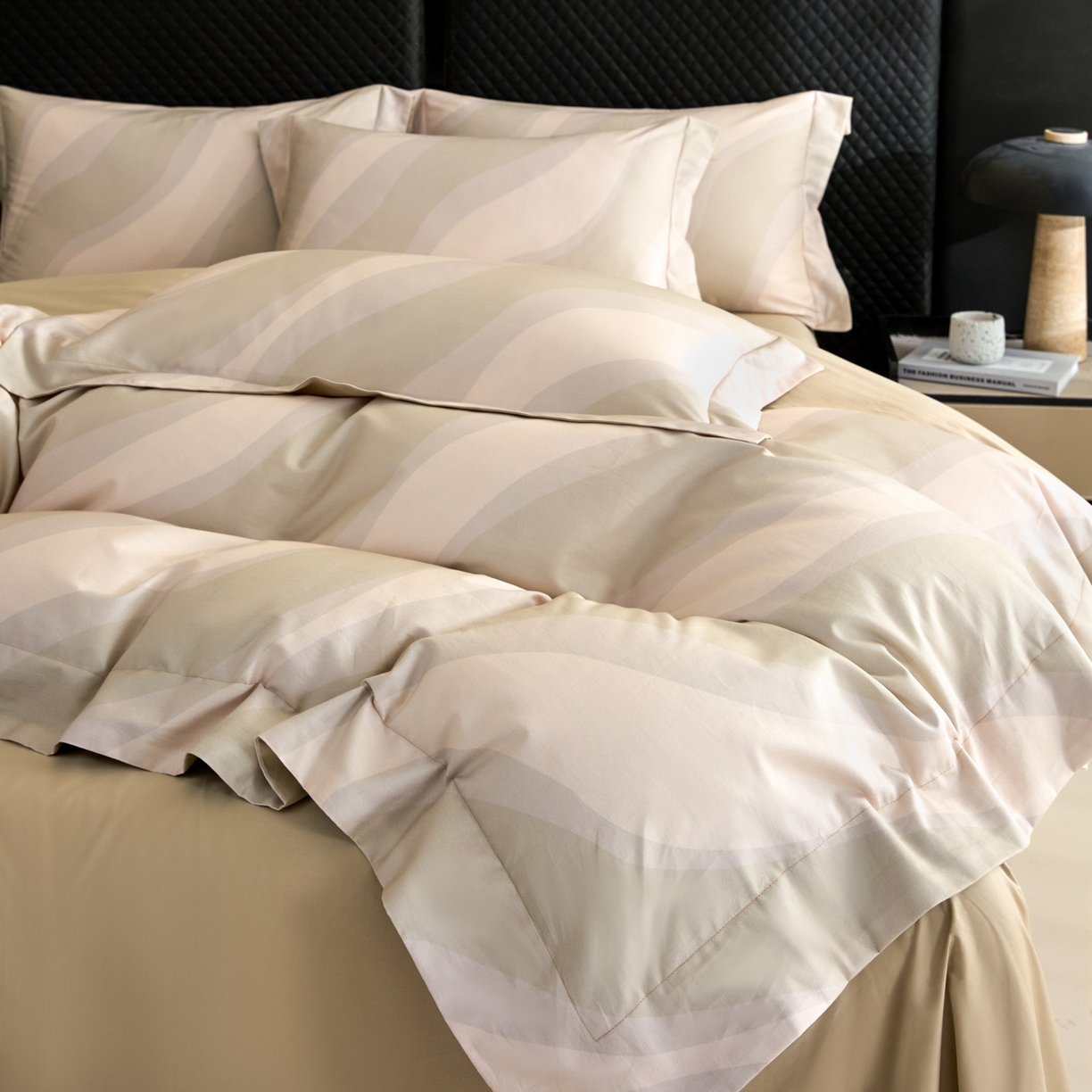 91家纺网 家纺一手货源 找家纺 新方向 【控价 提供买家秀】2026新款 数码印花50s双股全棉贡缎长绒棉四件套-轨迹(控价 标准318元 加大338元) 轨迹-香槟