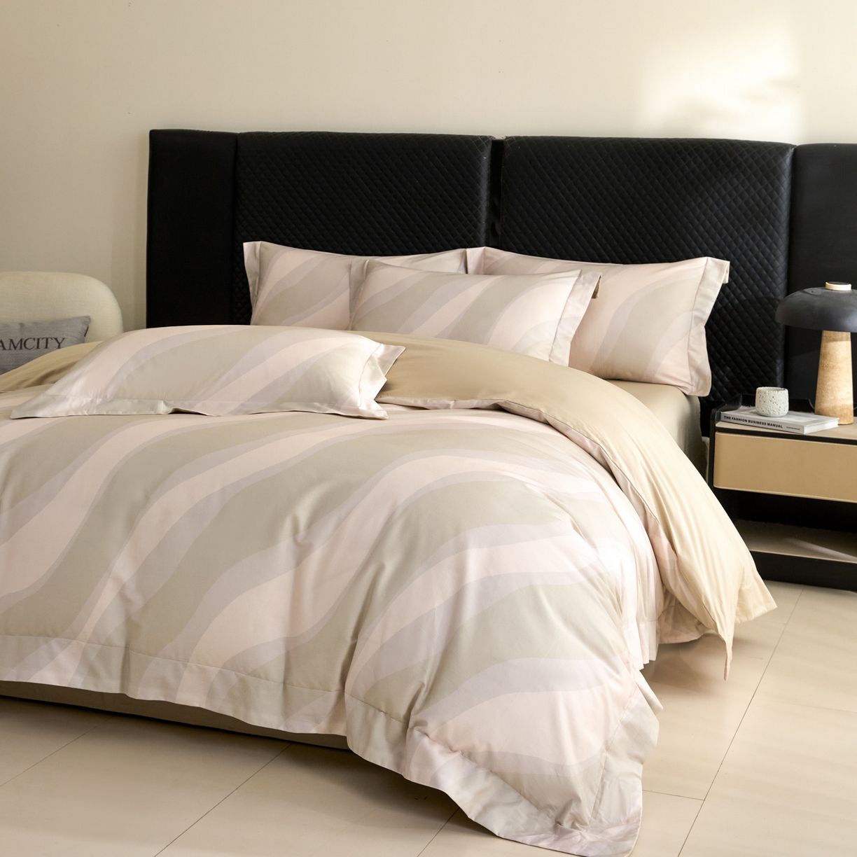 91家纺网 家纺一手货源 找家纺 新方向 【控价 提供买家秀】2026新款 数码印花50s双股全棉贡缎长绒棉四件套-轨迹(控价 标准318元 加大338元) 轨迹-香槟