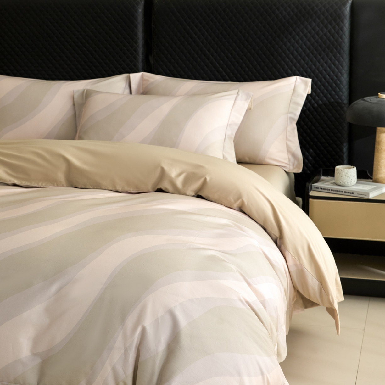 91家纺网 家纺一手货源 找家纺 新方向 【控价 提供买家秀】2026新款 数码印花50s双股全棉贡缎长绒棉四件套-轨迹(控价 标准318元 加大338元) 轨迹-香槟