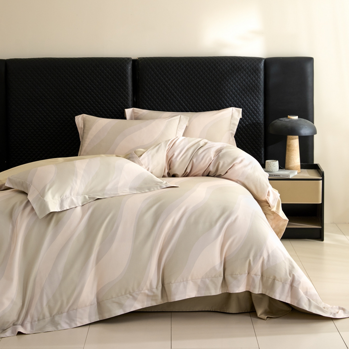 91家纺网 家纺一手货源 找家纺 新方向 【控价 提供买家秀】2026新款 数码印花50s双股全棉贡缎长绒棉四件套-轨迹(控价 标准318元 加大338元) 轨迹-香槟