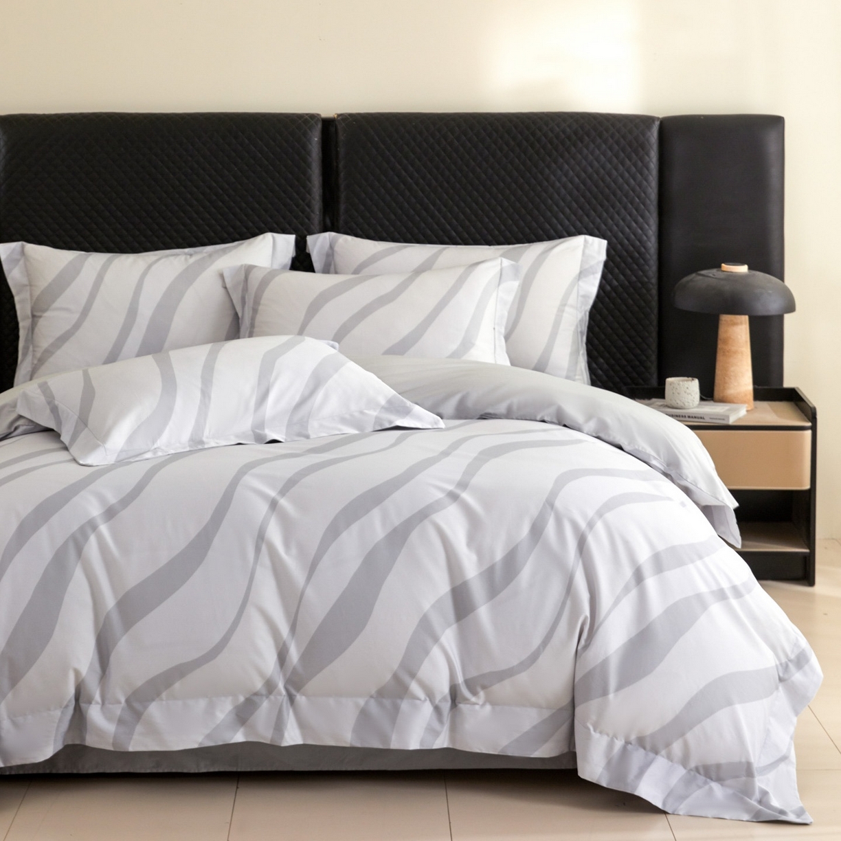 91家纺网 家纺一手货源 找家纺 新方向 【控价 提供买家秀】2026新款 数码印花50s双股全棉贡缎长绒棉四件套-轨迹(控价 标准318元 加大338元) 轨迹-爵士灰