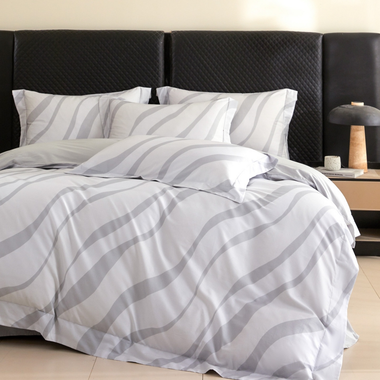 91家纺网 家纺一手货源 找家纺 新方向 【控价 提供买家秀】2026新款 数码印花50s双股全棉贡缎长绒棉四件套-轨迹(控价 标准318元 加大338元) 轨迹-爵士灰