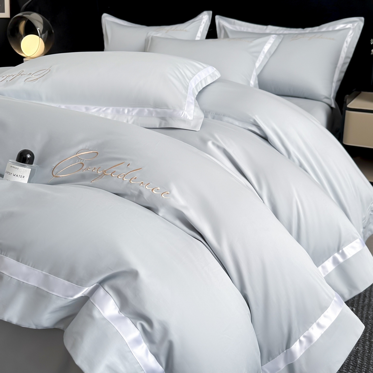 91家纺网 家纺一手货源 找家纺 新方向 【控价 提供买家秀】2026新款刺绣50s双股全棉贡缎长绒棉四件套-自信(控价 标准328元 加大348元) 自信-星月蓝