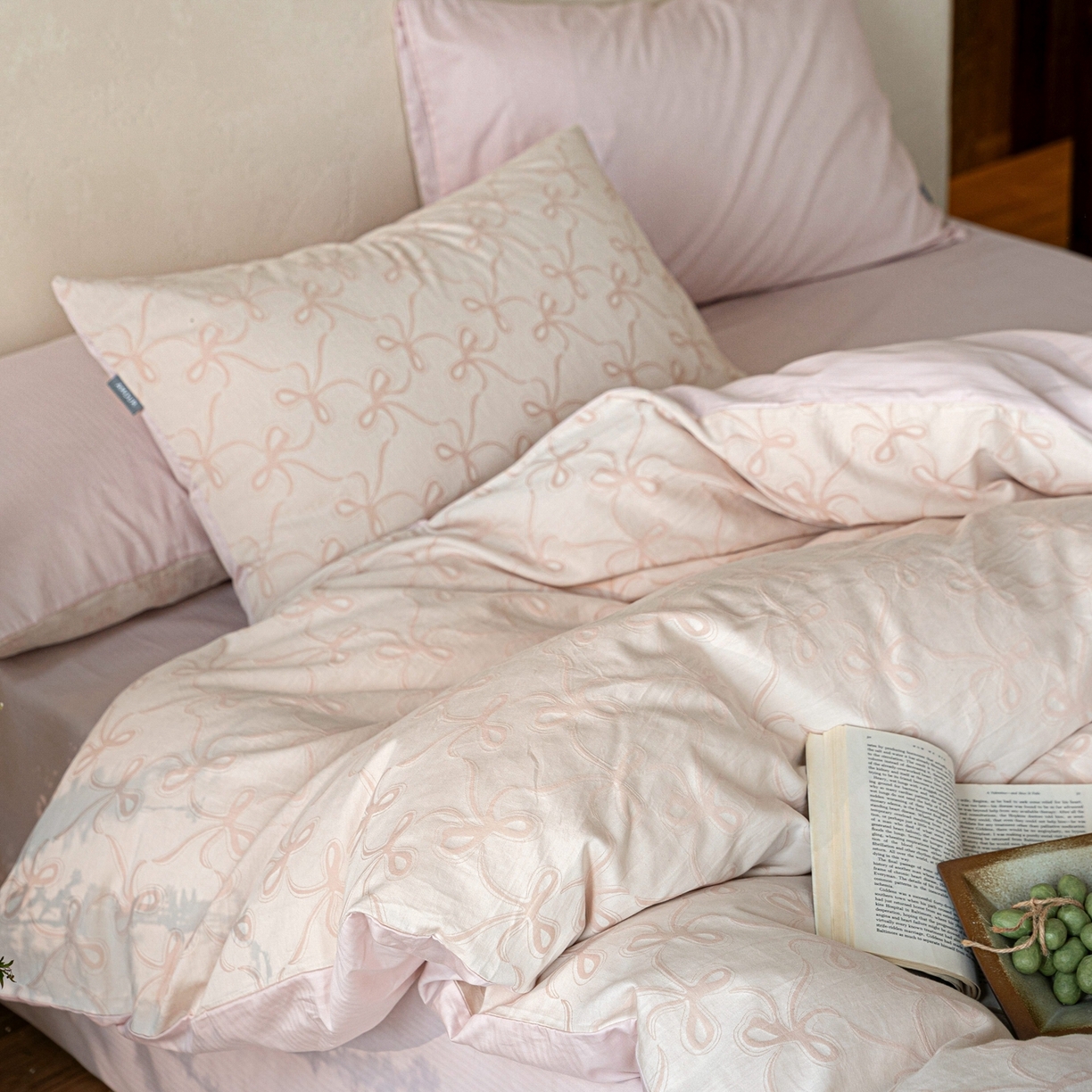 91家纺网 家纺一手货源 找家纺 时光里 2026新款全棉纯棉60支色织水洗提花四件套 蝴蝶结--柔粉