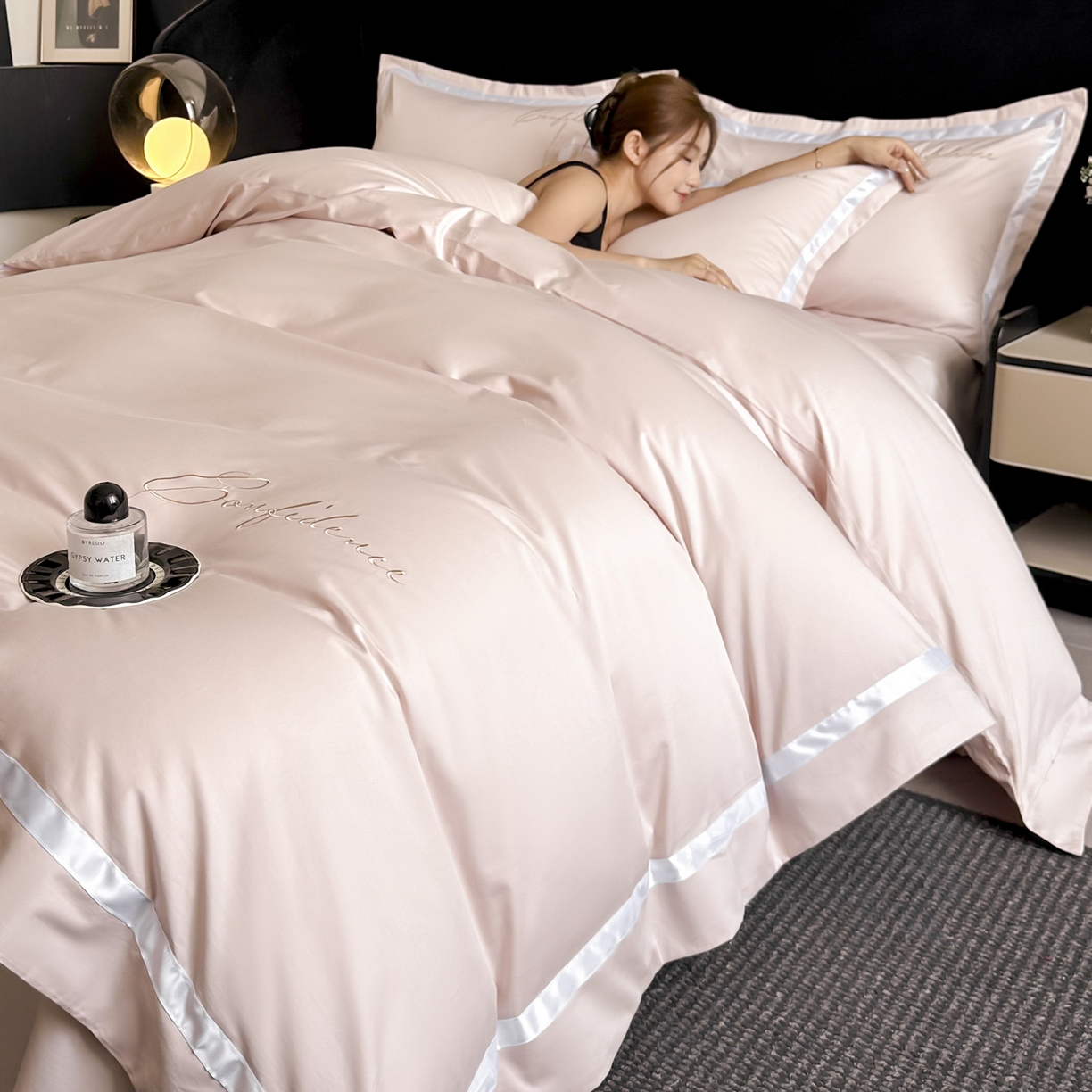 91家纺网 家纺一手货源 找家纺 新方向 【控价 提供买家秀】2026新款刺绣50s双股全棉贡缎长绒棉四件套-自信(控价 标准328元 加大348元) 自信-蔷薇粉