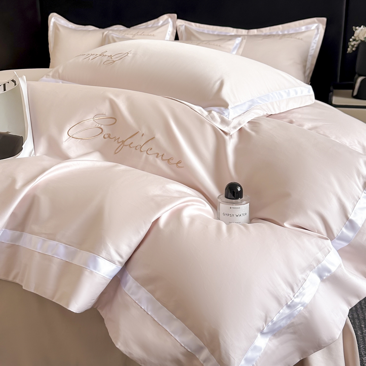 91家纺网 家纺一手货源 找家纺 新方向 【控价 提供买家秀】2026新款刺绣50s双股全棉贡缎长绒棉四件套-自信(控价 标准328元 加大348元) 自信-蔷薇粉