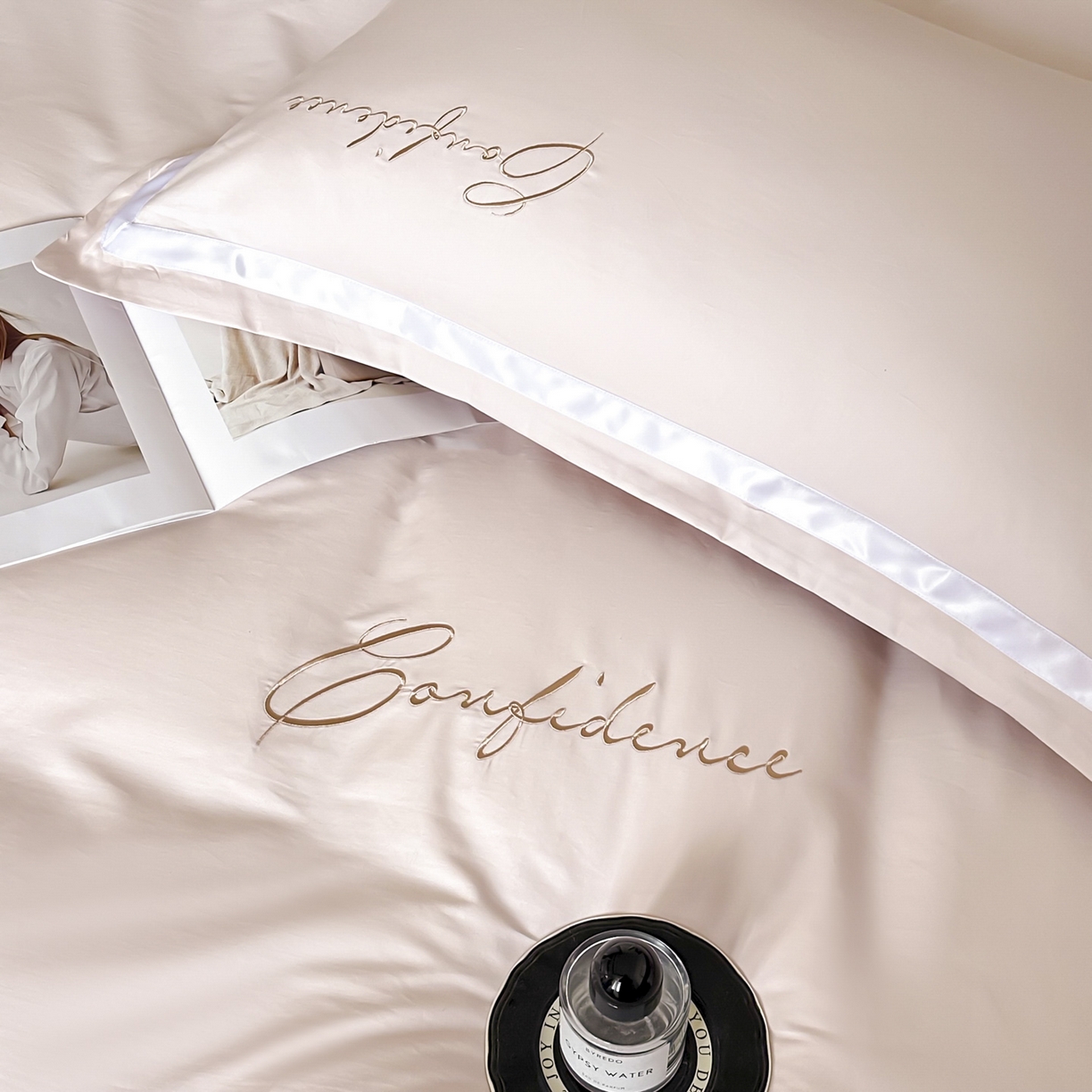 91家纺网 家纺一手货源 找家纺 新方向 【控价 提供买家秀】2026新款刺绣50s双股全棉贡缎长绒棉四件套-自信(控价 标准328元 加大348元) 自信-蔷薇粉