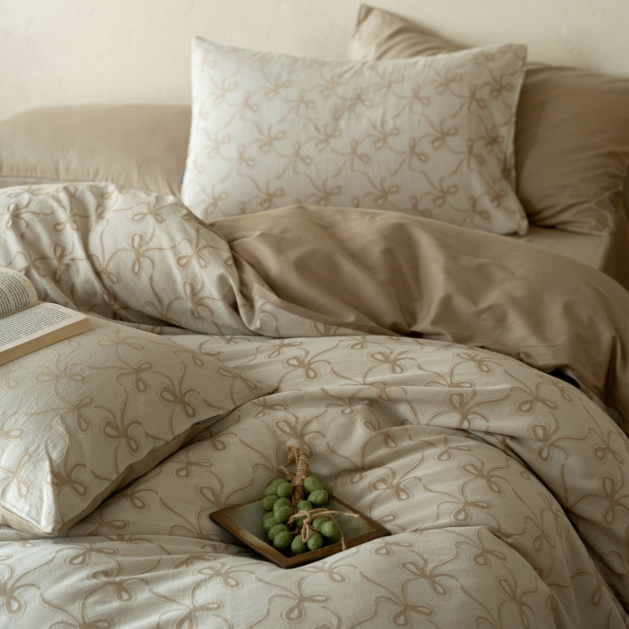 91家纺网 家纺一手货源 找家纺 时光里 2026新款全棉纯棉60支色织水洗提花四件套 蝴蝶结--燕麦