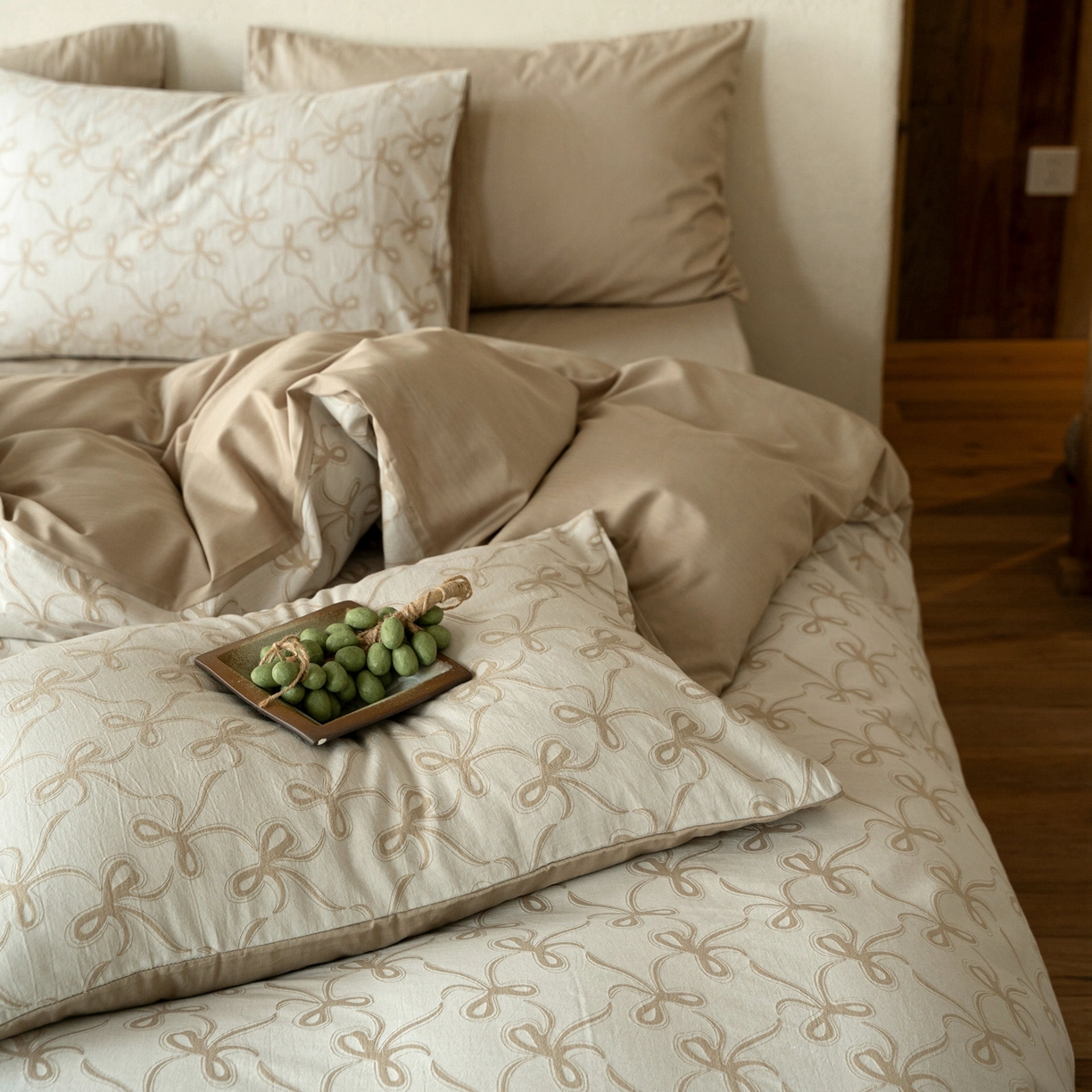 91家纺网 家纺一手货源 找家纺 时光里 2026新款全棉纯棉60支色织水洗提花四件套 蝴蝶结--燕麦