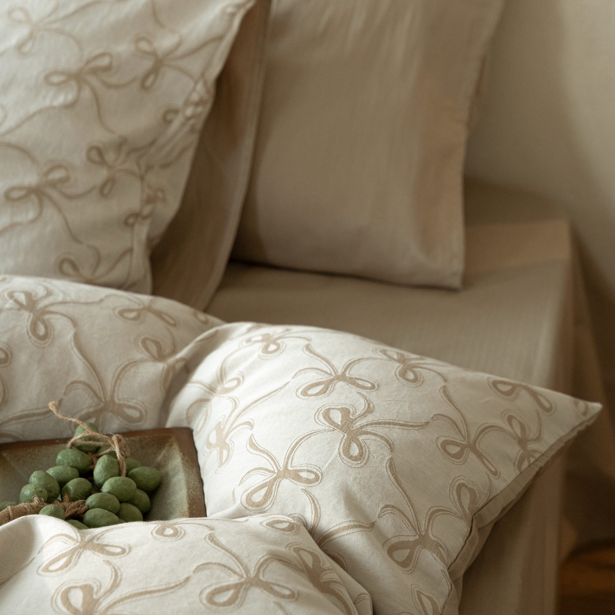 91家纺网 家纺一手货源 找家纺 时光里 2026新款全棉纯棉60支色织水洗提花四件套 蝴蝶结--燕麦