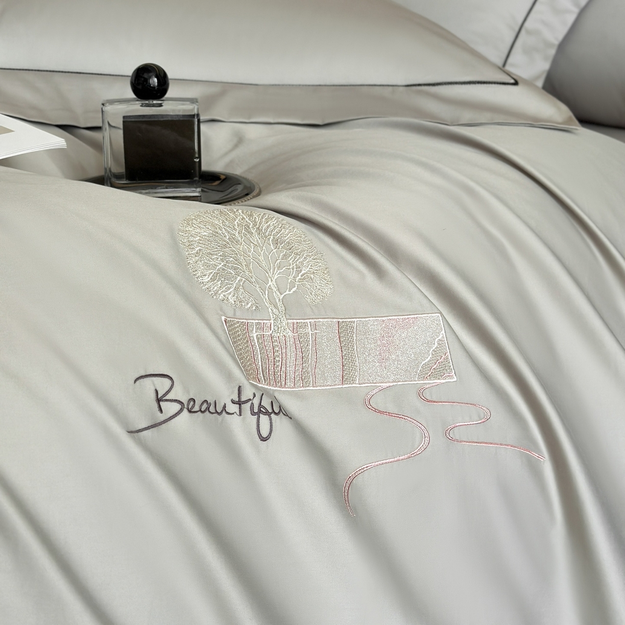 91家纺网 家纺一手货源 找家纺 （总）新方向 【控价 提供买家秀】2026新款 刺绣50s双股全棉贡缎长绒棉四件套-往事(控价 标准328元 加大348元)