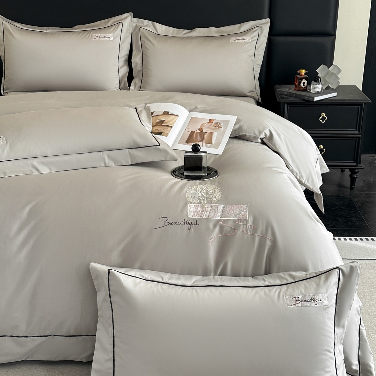 91家纺网 家纺一手货源 找家纺 新方向 【控价 提供买家秀】2026新款 刺绣50s双股全棉贡缎长绒棉四件套-往事(控价 标准328元 加大348元) 往事-爵士灰