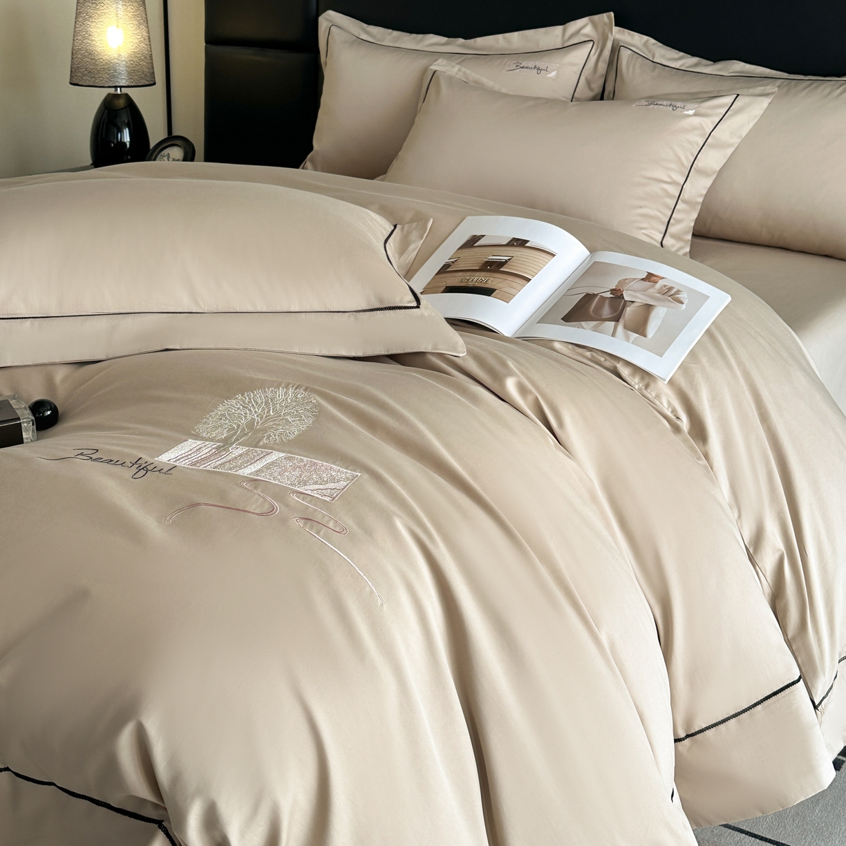 91家纺网 家纺一手货源 找家纺 新方向 【控价 提供买家秀】2026新款 刺绣50s双股全棉贡缎长绒棉四件套-往事(控价 标准328元 加大348元) 往事-香槟