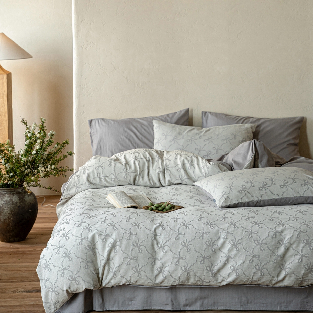 91家纺网 家纺一手货源 找家纺 时光里 2026新款全棉纯棉60支色织水洗提花四件套 蝴蝶结--云灰