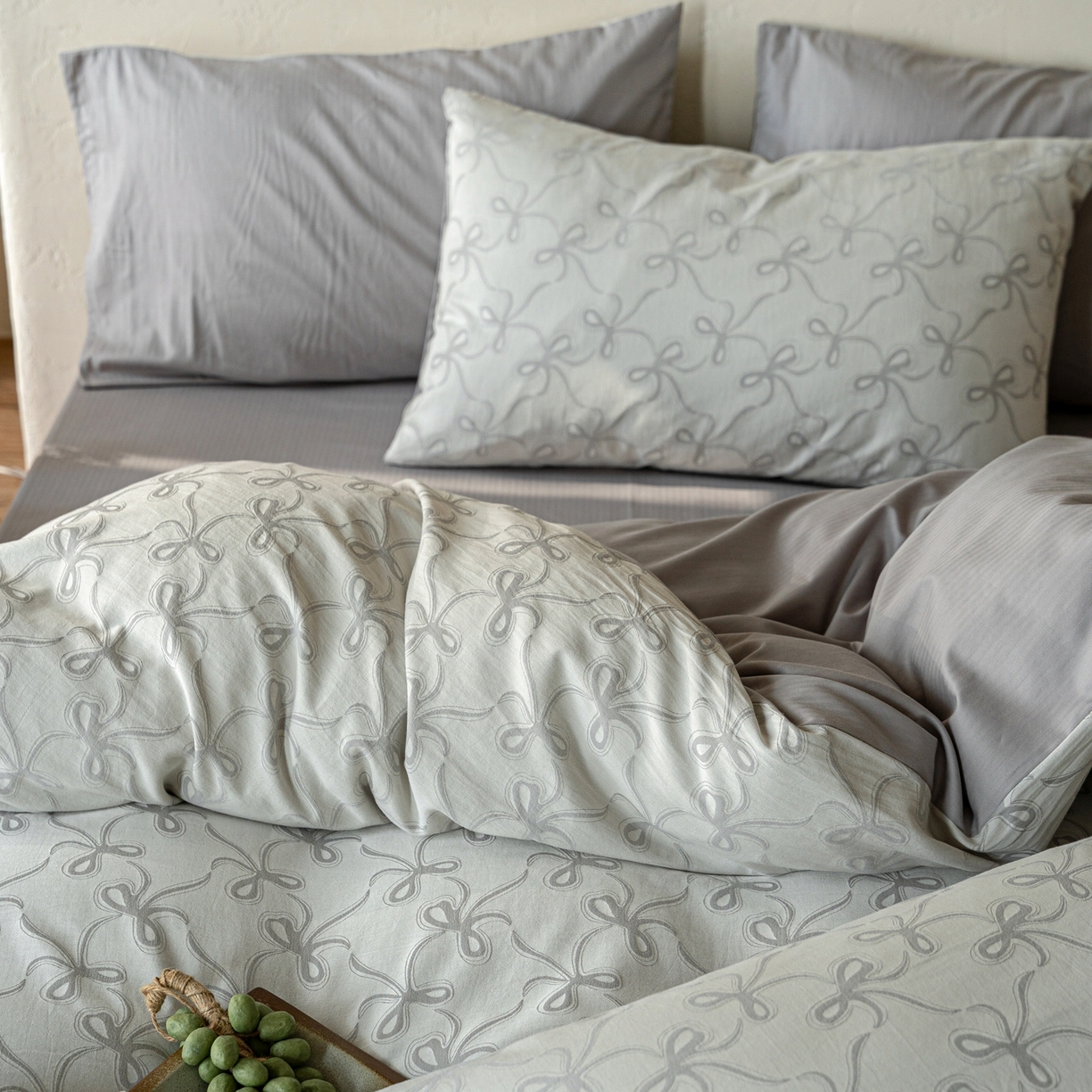 91家纺网 家纺一手货源 找家纺 时光里 2026新款全棉纯棉60支色织水洗提花四件套 蝴蝶结--云灰