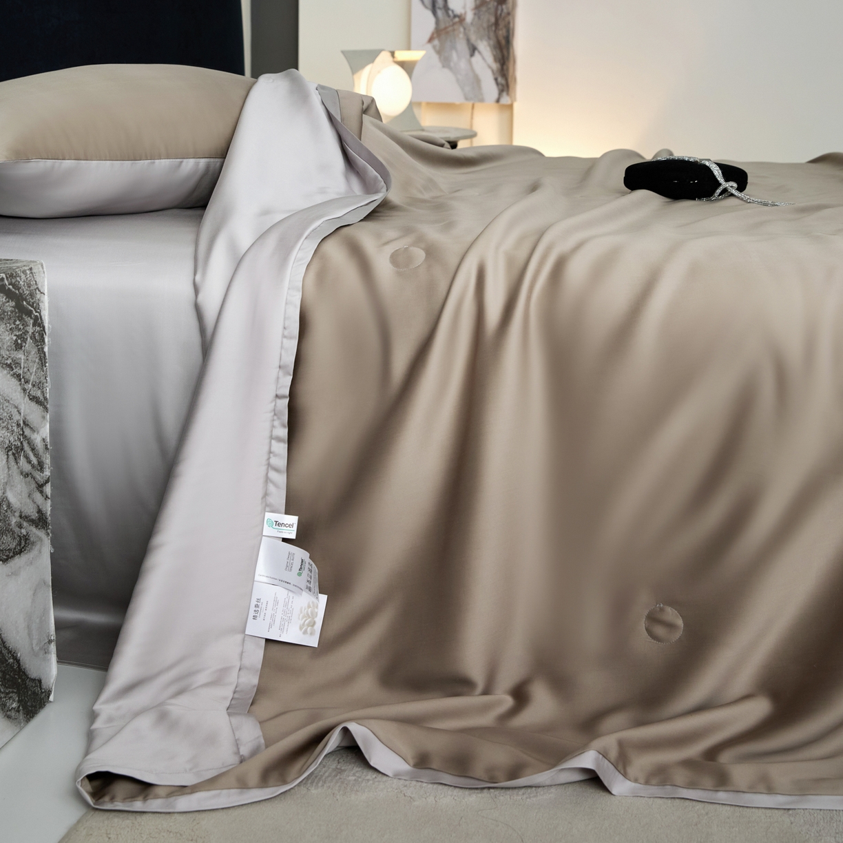 91家纺网 家纺一手货源 找家纺 纪梵茜 2026新款兰精天丝夏凉被100%蚕丝被莱赛尔天丝蚕丝空调被芯蚕丝夏被 蚕丝咖色