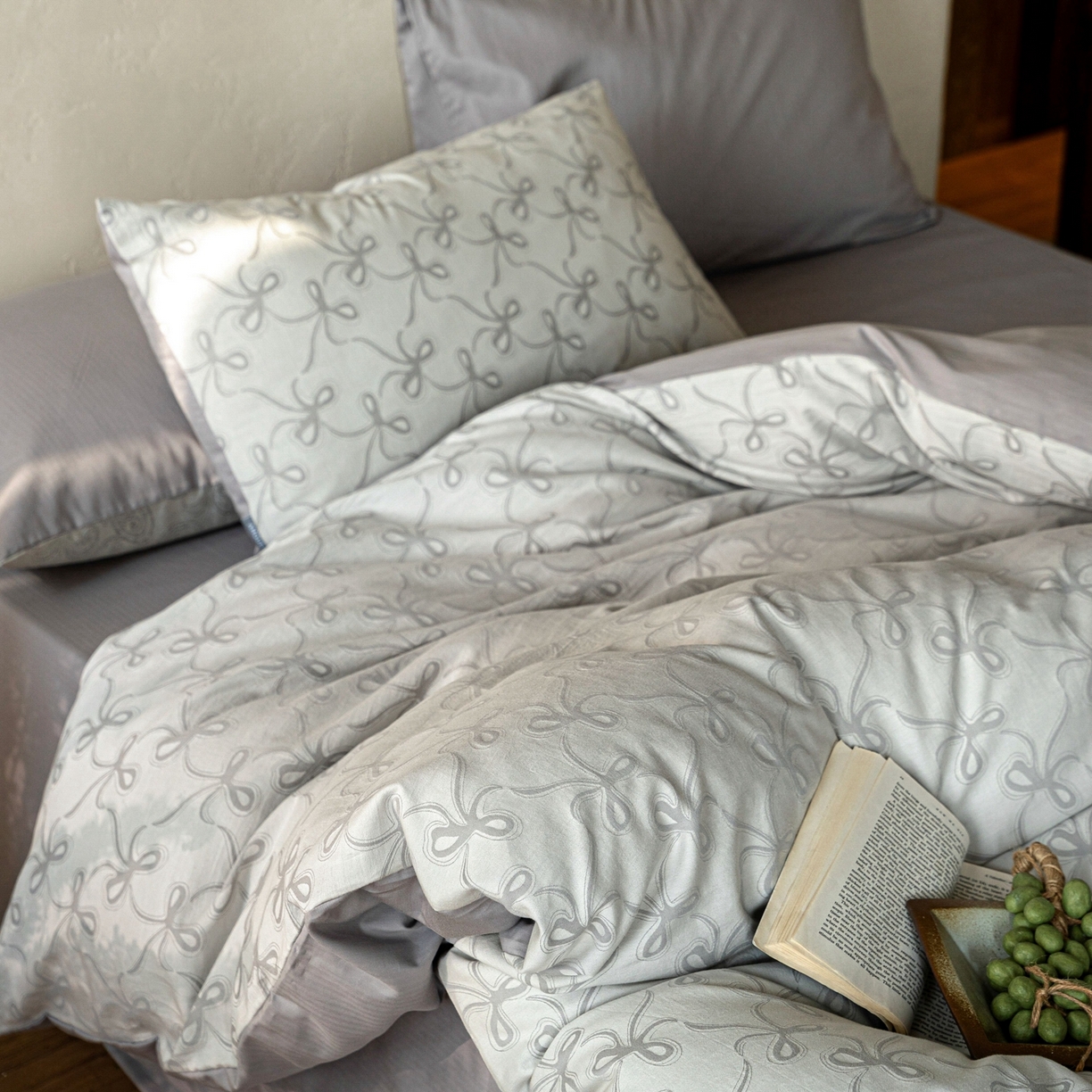 91家纺网 家纺一手货源 找家纺 时光里 2026新款全棉纯棉60支色织水洗提花四件套 蝴蝶结--云灰