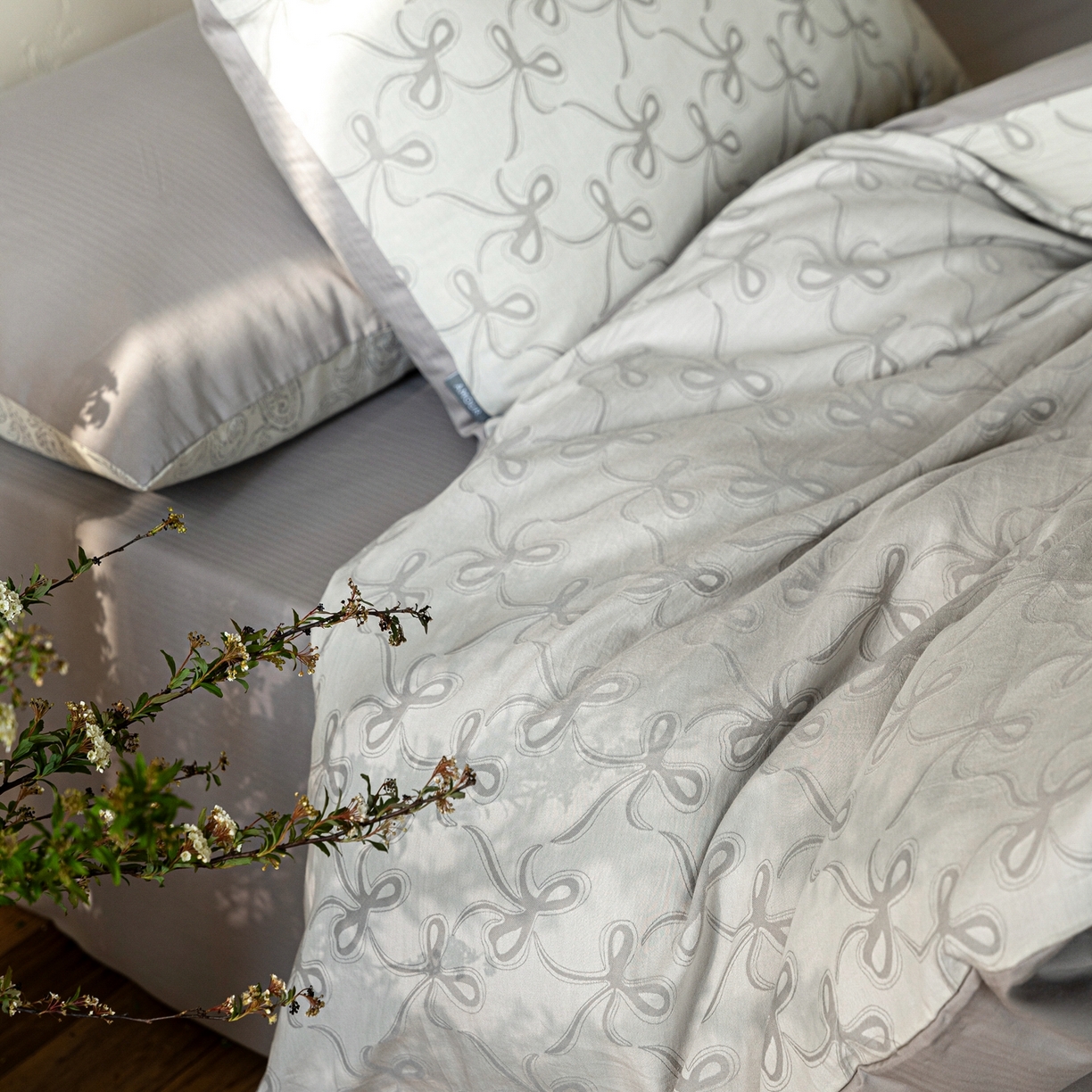 91家纺网 家纺一手货源 找家纺 时光里 2026新款全棉纯棉60支色织水洗提花四件套 蝴蝶结--云灰