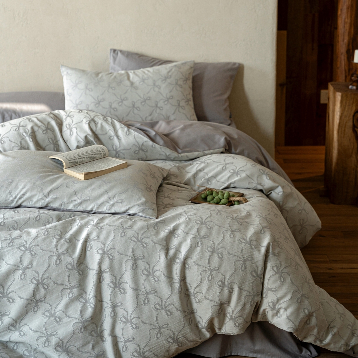 91家纺网 家纺一手货源 找家纺 时光里 2026新款全棉纯棉60支色织水洗提花四件套 蝴蝶结--云灰