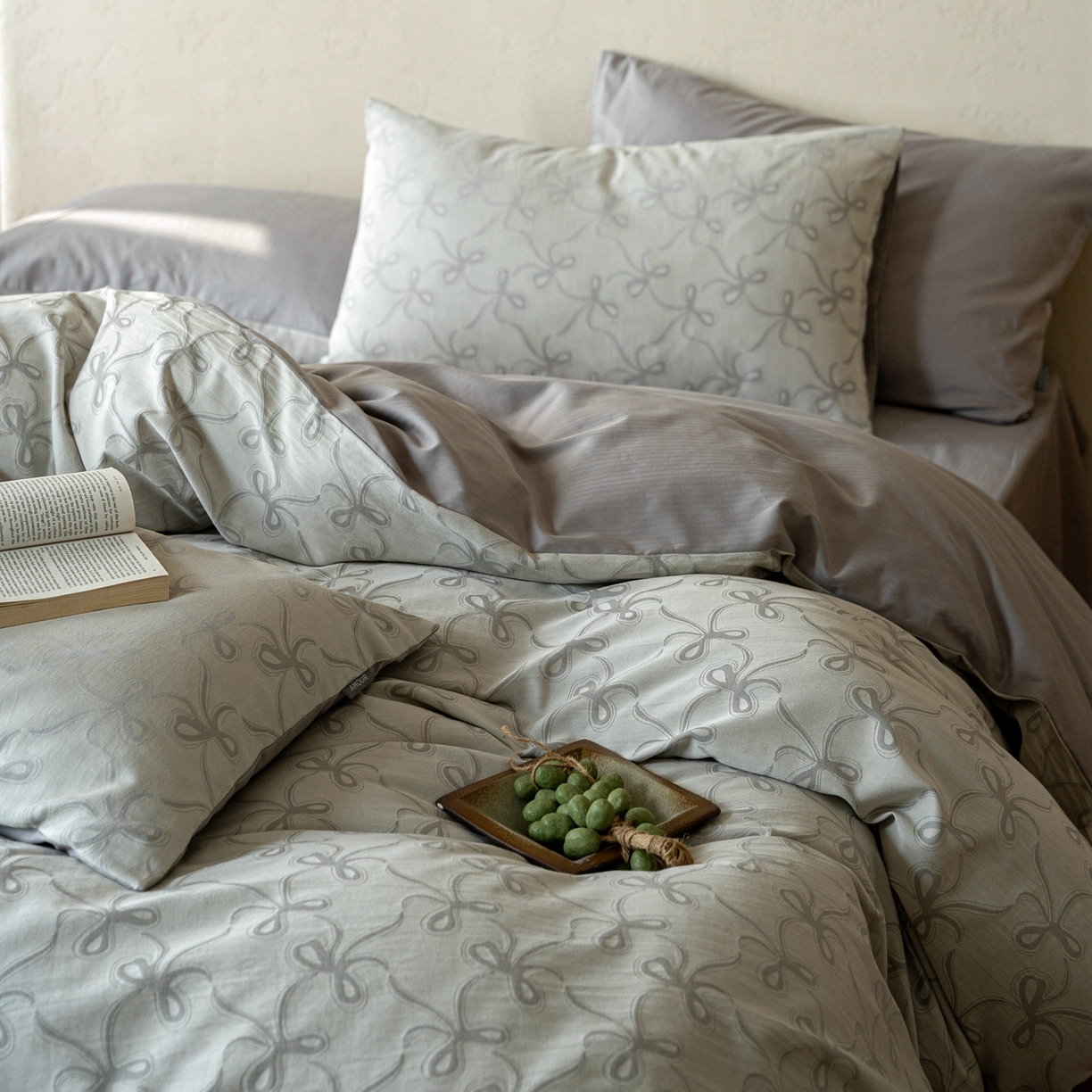 91家纺网 家纺一手货源 找家纺 时光里 2026新款全棉纯棉60支色织水洗提花四件套 蝴蝶结--云灰