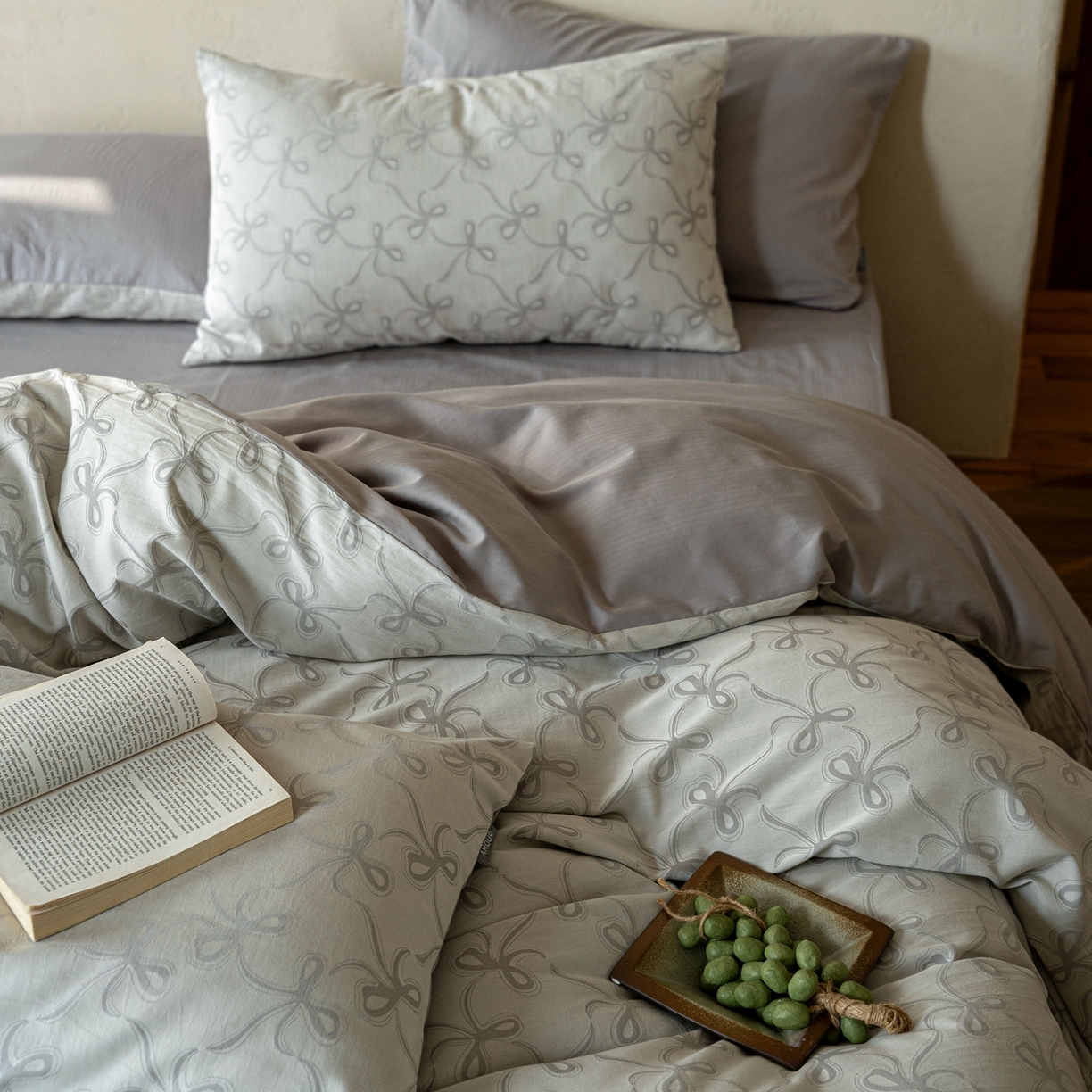 91家纺网 家纺一手货源 找家纺 时光里 2026新款全棉纯棉60支色织水洗提花四件套 蝴蝶结--云灰