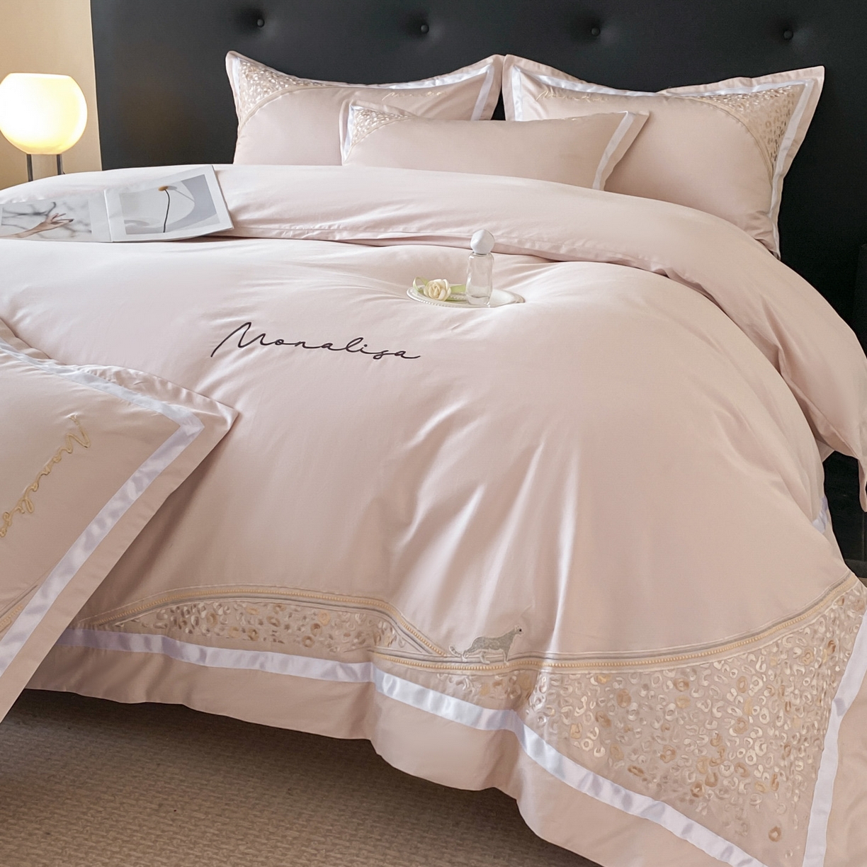 91家纺网 家纺一手货源 找家纺 新方向 【控价 提供买家秀】2026新款刺绣50s双股全棉贡缎长绒棉四件套-威尔(控价 标准348元 加大368元) 威尔-蔷薇粉