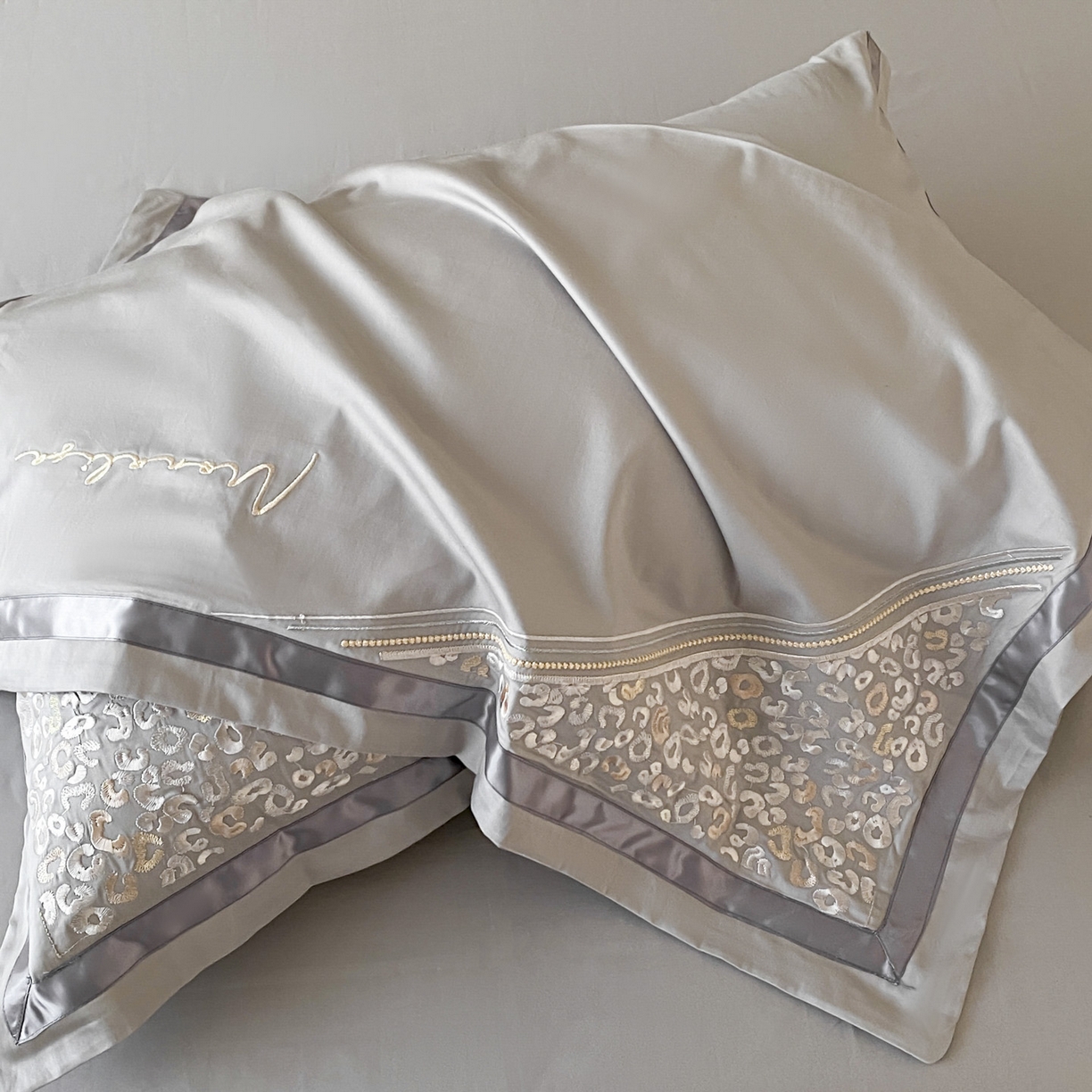 91家纺网 家纺一手货源 找家纺 新方向 【控价 提供买家秀】2026新款刺绣50s双股全棉贡缎长绒棉四件套-威尔(控价 标准348元 加大368元) 威尔-爵士灰