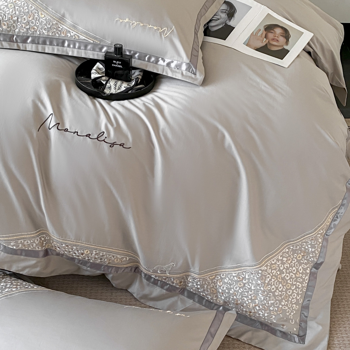 91家纺网 家纺一手货源 找家纺 新方向 【控价 提供买家秀】2026新款刺绣50s双股全棉贡缎长绒棉四件套-威尔(控价 标准348元 加大368元) 威尔-爵士灰