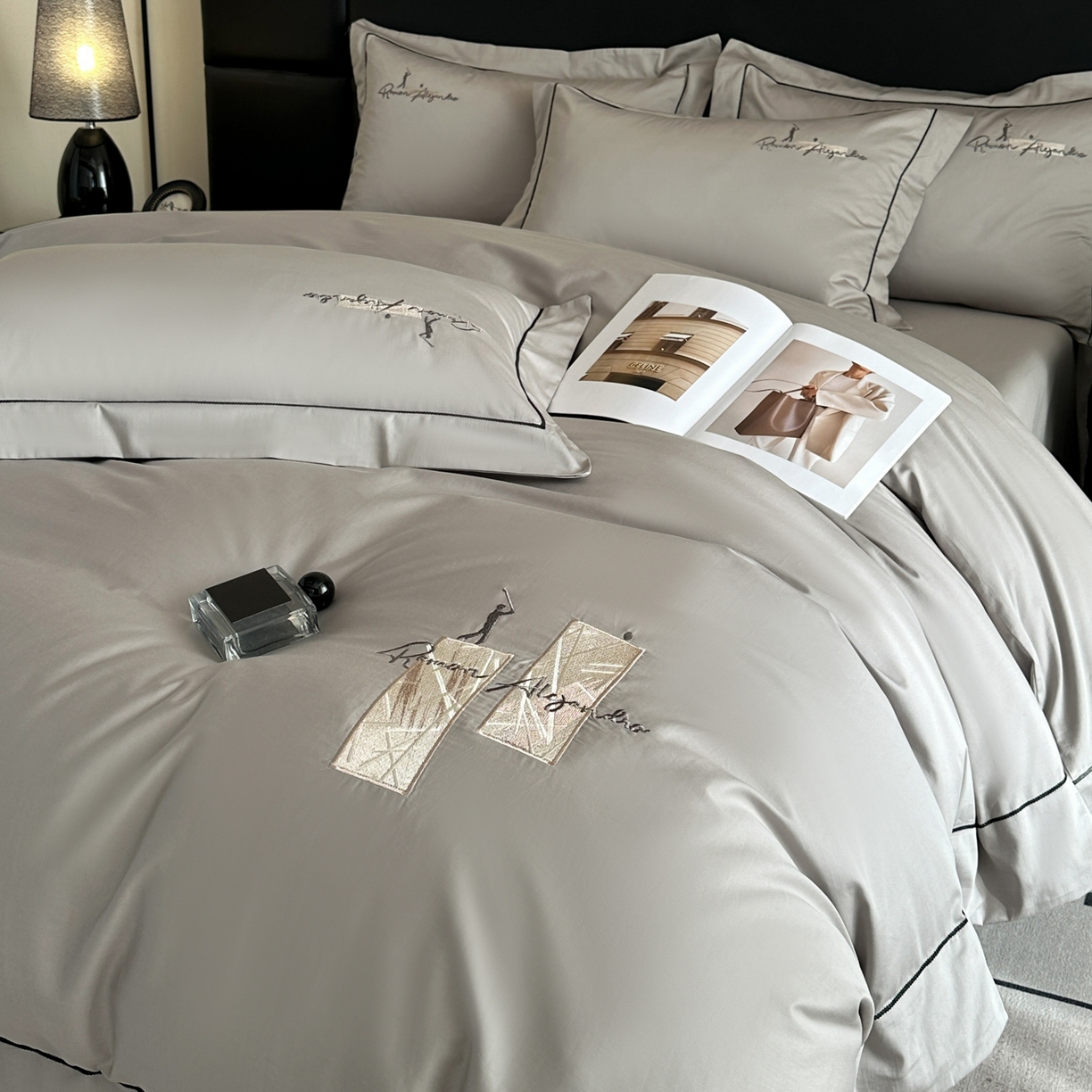 91家纺网 家纺一手货源 找家纺 新方向 【控价 提供买家秀】2026新款 刺绣50s双股全棉贡缎长绒棉四件套-哈德森(控价 标准328元 加大348元) 哈德森-爵士灰