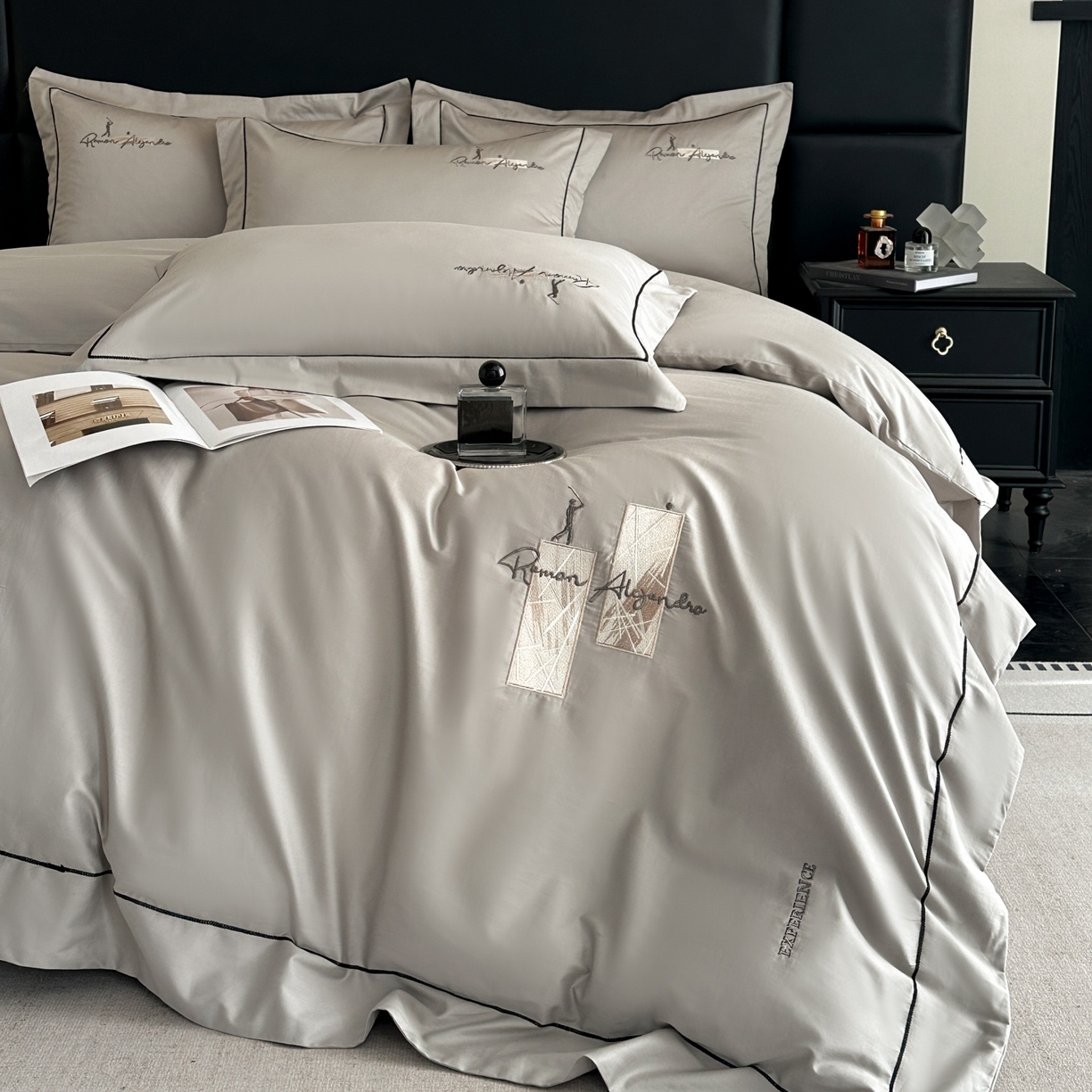 91家纺网 家纺一手货源 找家纺 新方向 【控价 提供买家秀】2026新款 刺绣50s双股全棉贡缎长绒棉四件套-哈德森(控价 标准328元 加大348元) 哈德森-爵士灰