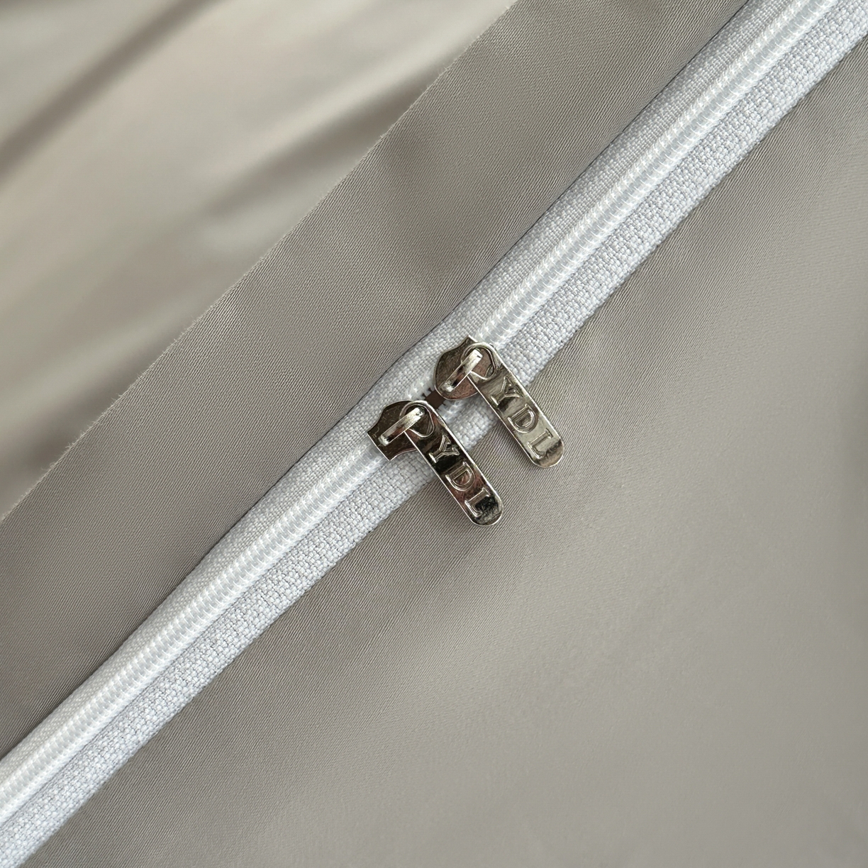 91家纺网 家纺一手货源 找家纺 新方向 【控价 提供买家秀】2026新款 刺绣50s双股全棉贡缎长绒棉四件套-哈德森(控价 标准328元 加大348元) 哈德森-爵士灰