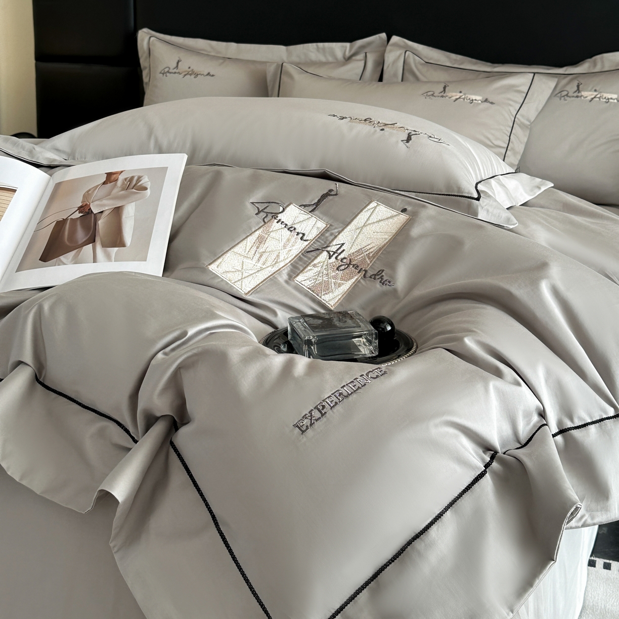 91家纺网 家纺一手货源 找家纺 新方向 【控价 提供买家秀】2026新款 刺绣50s双股全棉贡缎长绒棉四件套-哈德森(控价 标准328元 加大348元) 哈德森-爵士灰