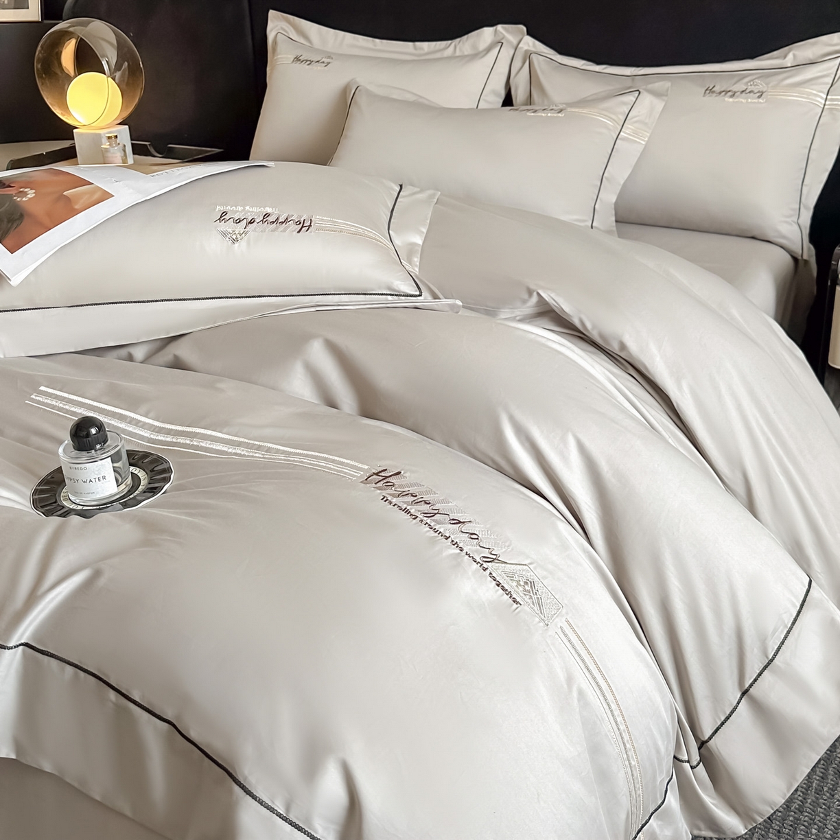 91家纺网 家纺一手货源 找家纺 新方向 【控价 提供买家秀】2026新款 刺绣50s双股全棉贡缎长绒棉四件套-亚瑟(控价 标准328元 加大348元) 亚瑟-爵士灰