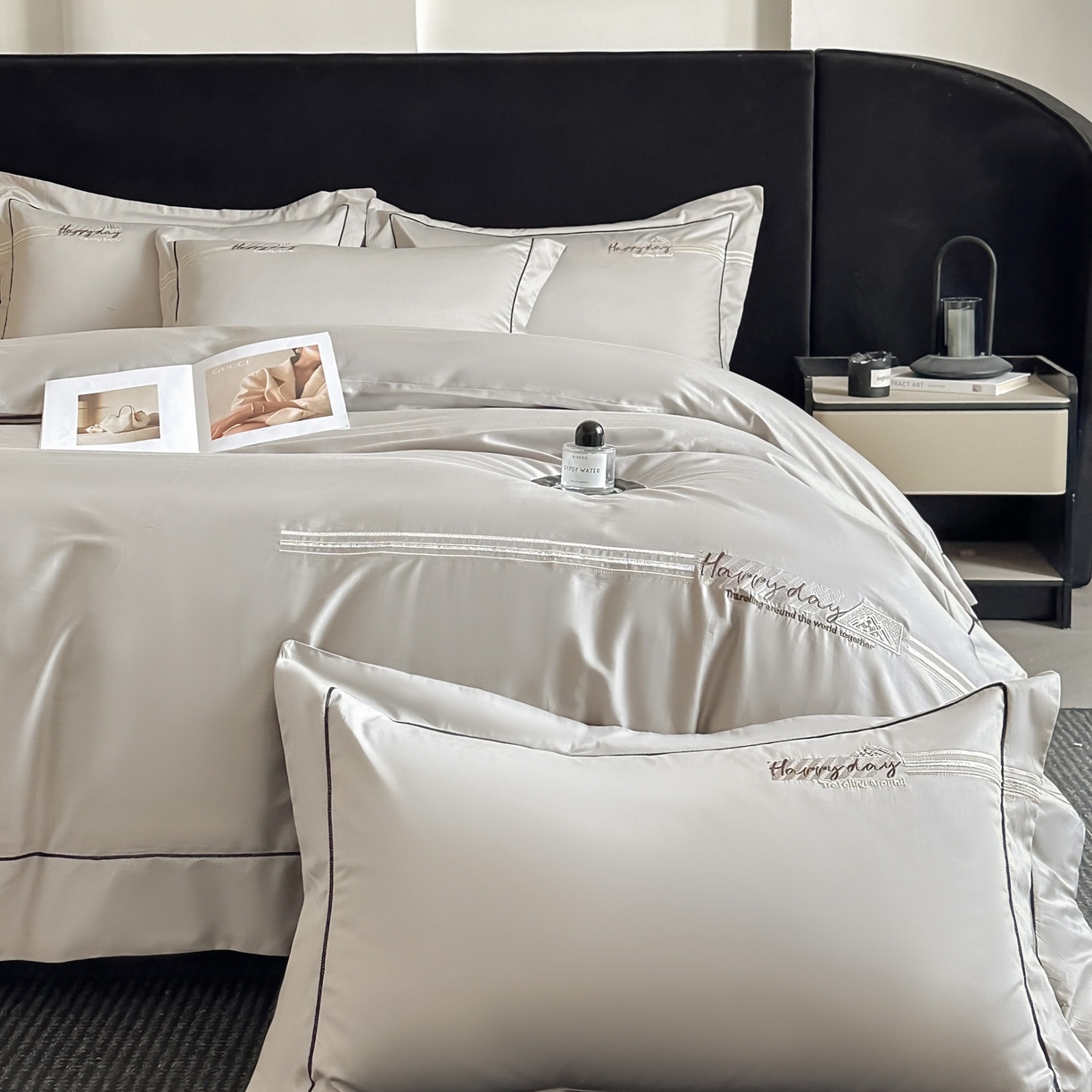 91家纺网 家纺一手货源 找家纺 新方向 【控价 提供买家秀】2026新款 刺绣50s双股全棉贡缎长绒棉四件套-亚瑟(控价 标准328元 加大348元) 亚瑟-爵士灰