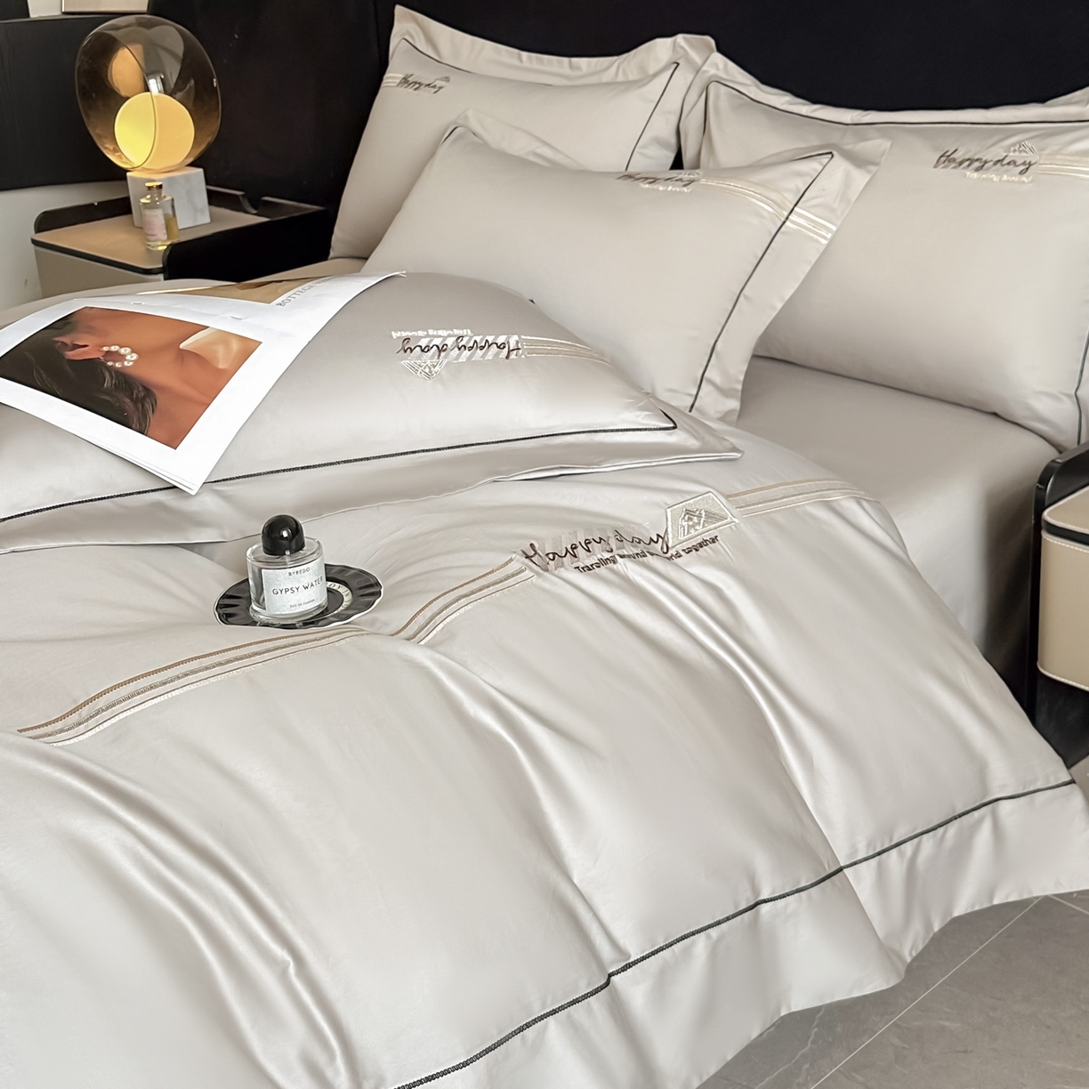 91家纺网 家纺一手货源 找家纺 新方向 【控价 提供买家秀】2026新款 刺绣50s双股全棉贡缎长绒棉四件套-亚瑟(控价 标准328元 加大348元) 亚瑟-爵士灰