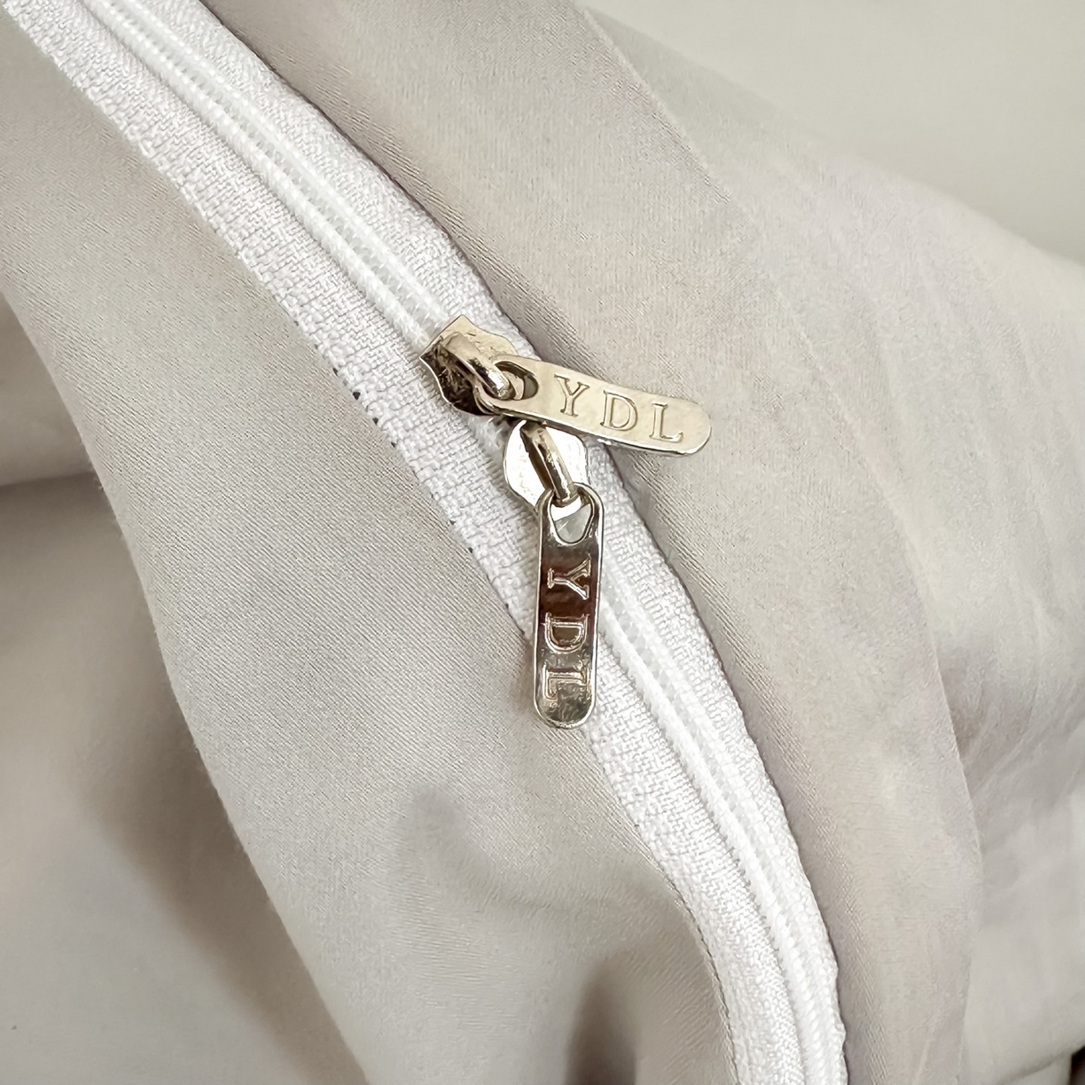 91家纺网 家纺一手货源 找家纺 新方向 【控价 提供买家秀】2026新款 刺绣50s双股全棉贡缎长绒棉四件套-亚瑟(控价 标准328元 加大348元) 亚瑟-爵士灰