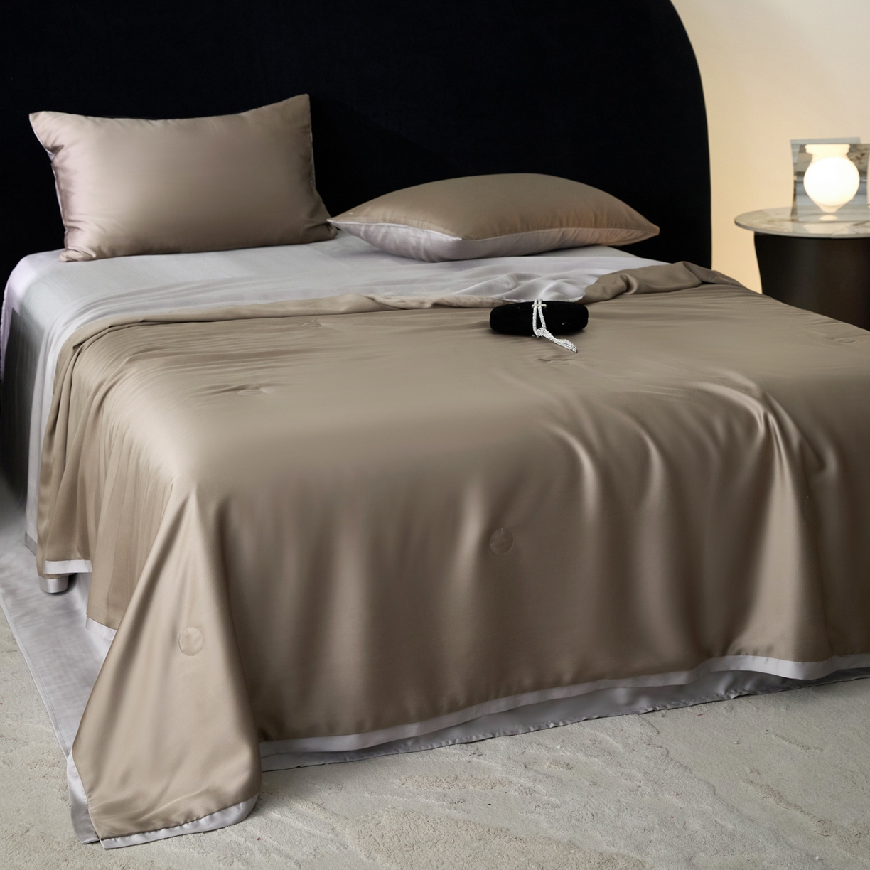 91家纺网 家纺一手货源 找家纺 A+爱家（纪梵茜） 2026新款兰精天丝夏凉被100%蚕丝被莱赛尔天丝蚕丝空调被芯蚕丝夏被 蚕丝咖色